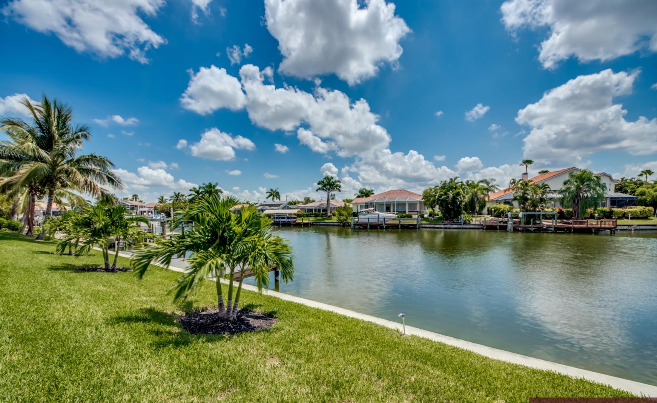 Großer, elektrisch beheizbarer Pool mit integriertem Spa am Kanal.