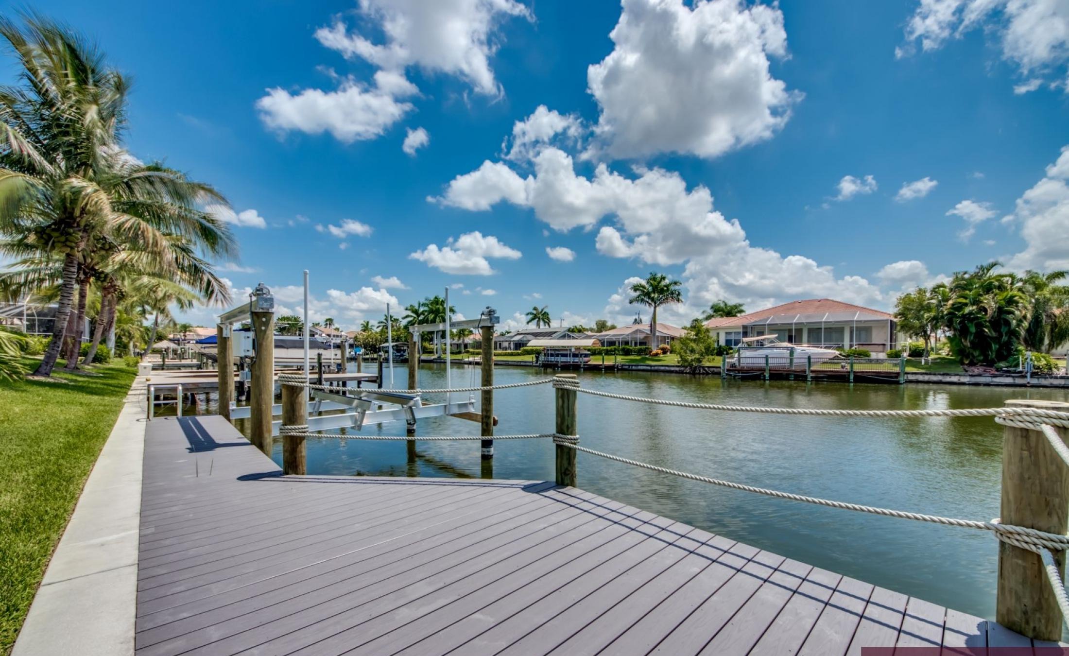 Kanalblick mit privatem Bootsdock und Bootslift