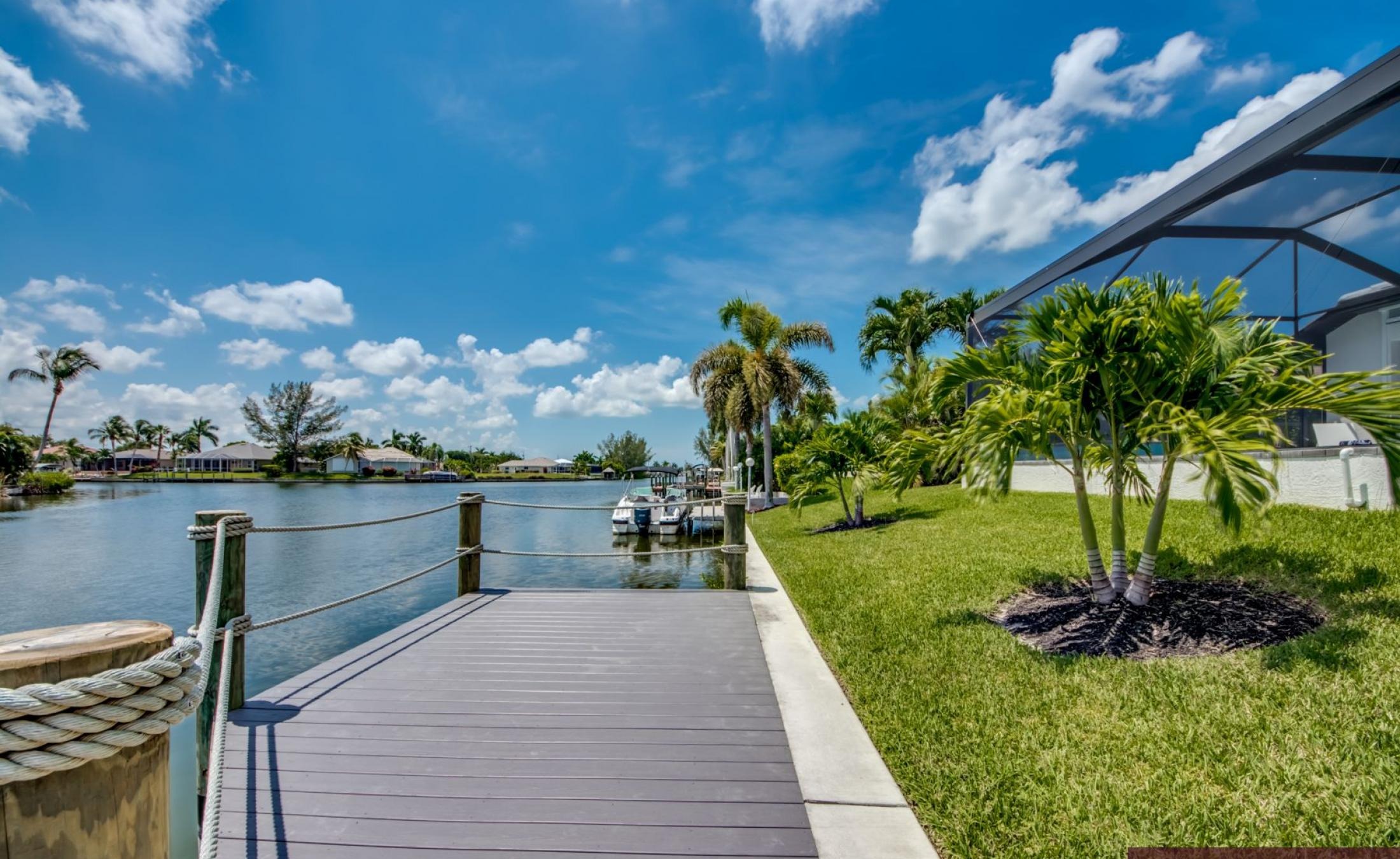 Kanalblick am Wasser mit privatem Bootsdock und Bootslift.