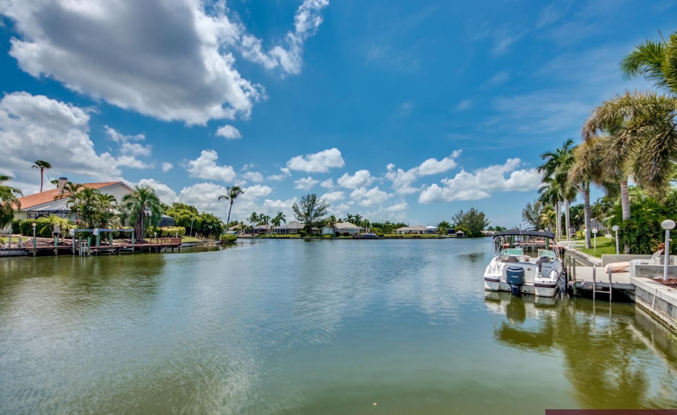 Moderne Villa am Kanal mit privatem Bootsdock, Bootslift sowie Pool und Spa.