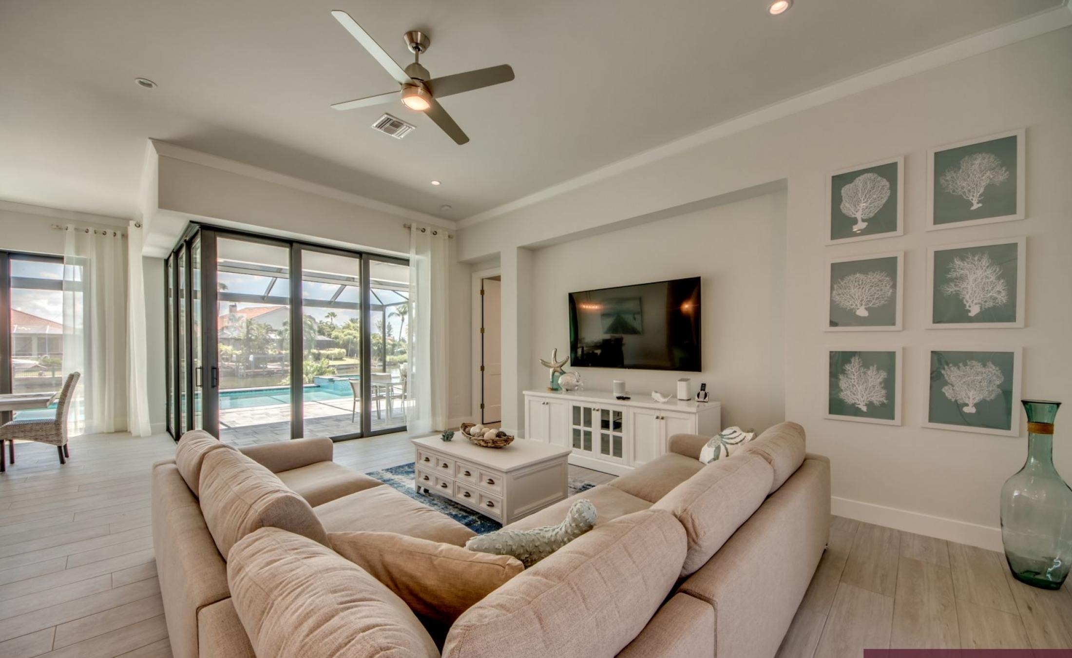 Moderne Villa am Kanal mit privatem Bootsdock, Bootslift sowie Pool und Spa.