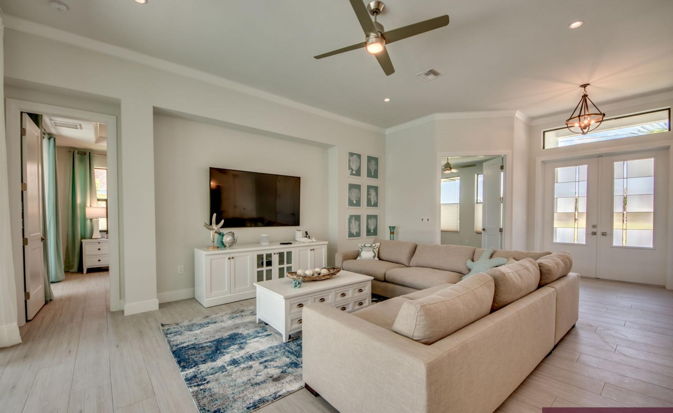 Moderne Villa am Kanal mit privatem Bootsdock und Bootslift.