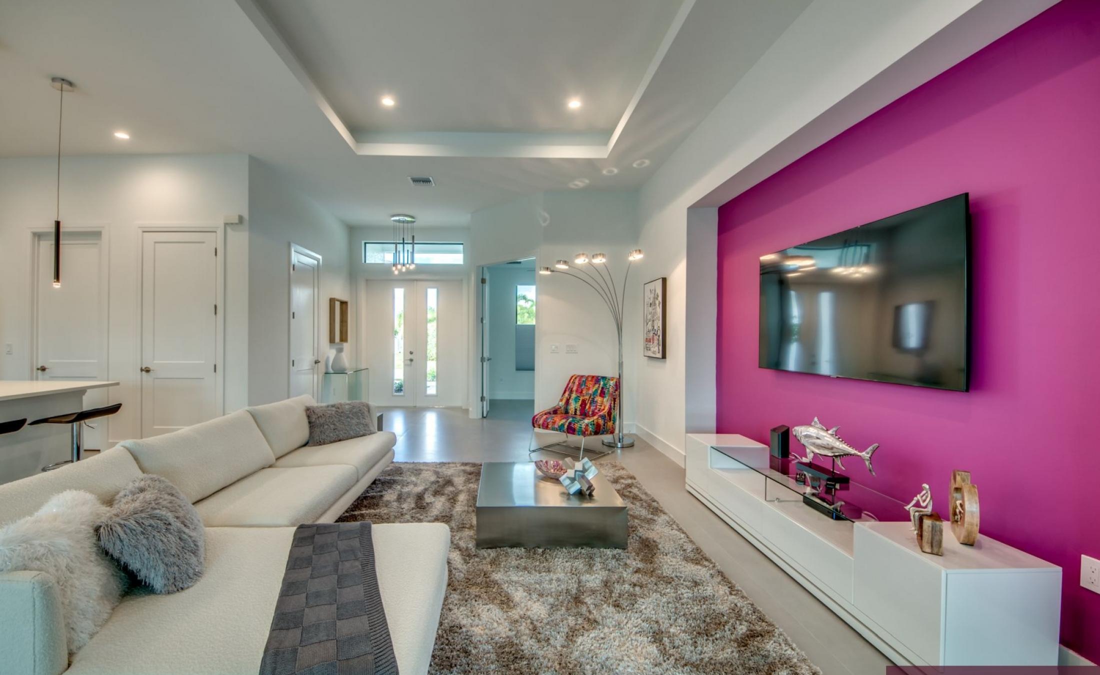 Stilvolle Waterfront-Villa mit privatem Pool, Spa sowie Bootsdock und Bootslift.