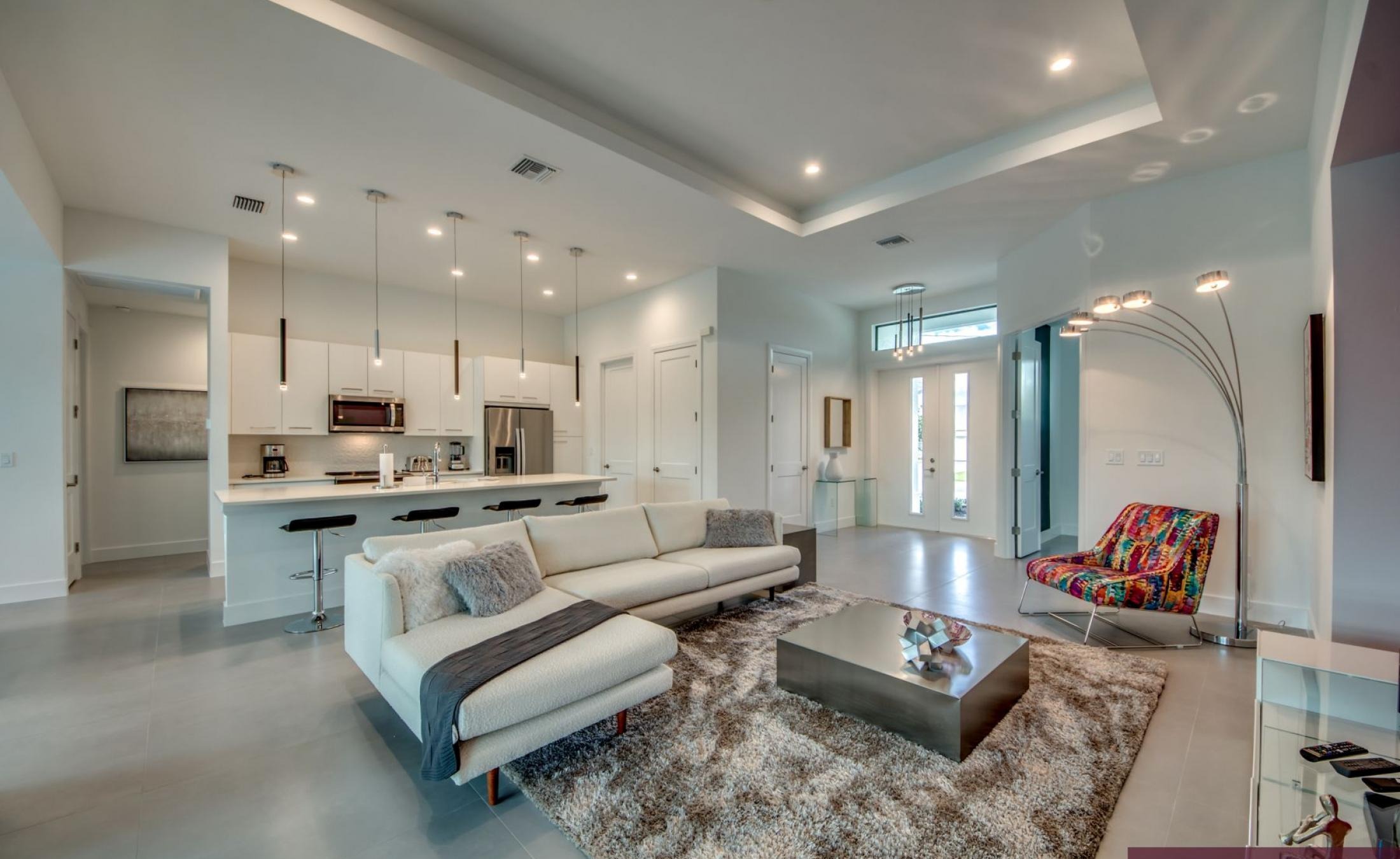 Privater Poolbereich mit Spa und Blick aufs Wasser.