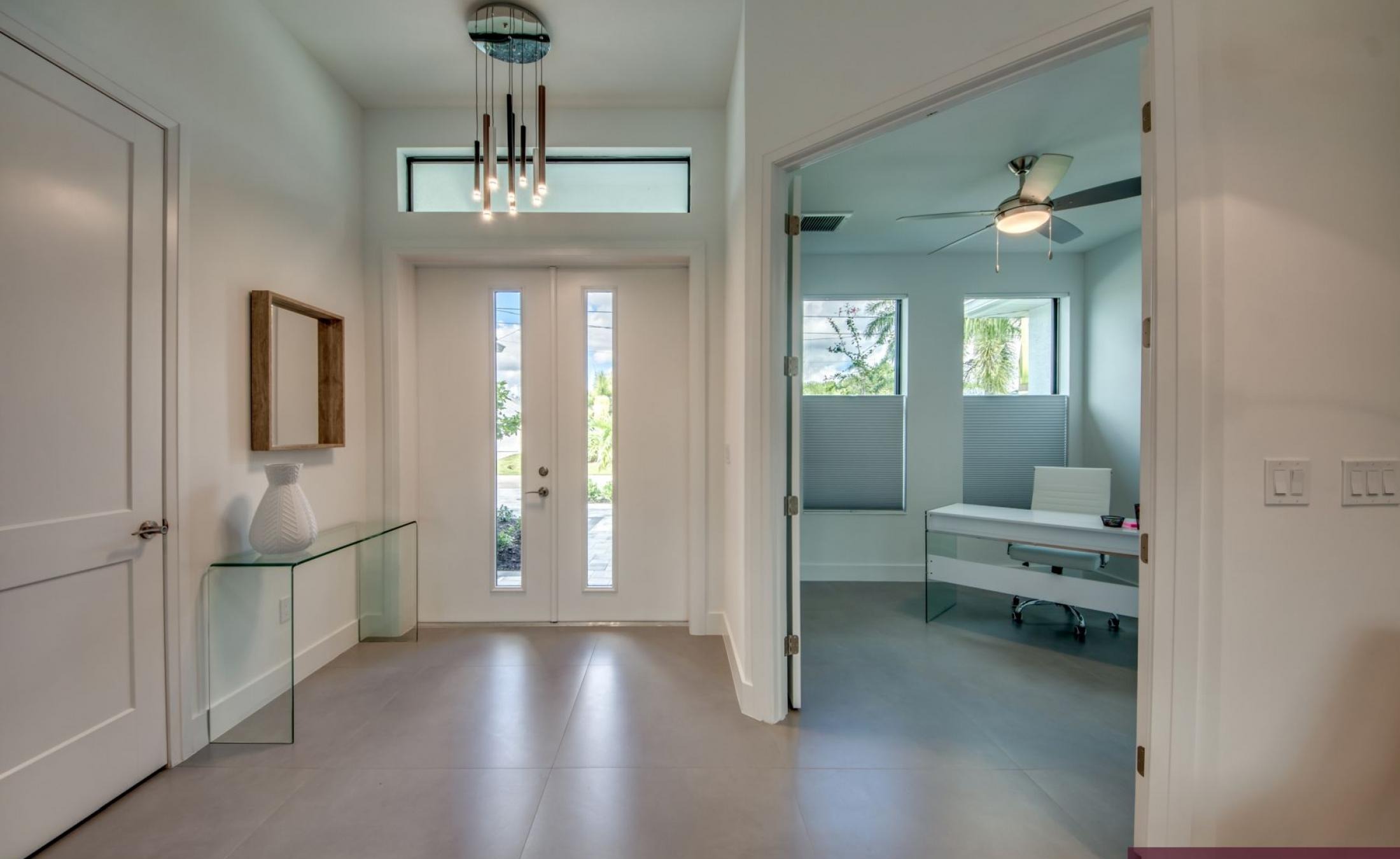 Privater Pool mit Spa und Blick auf den Kanal.