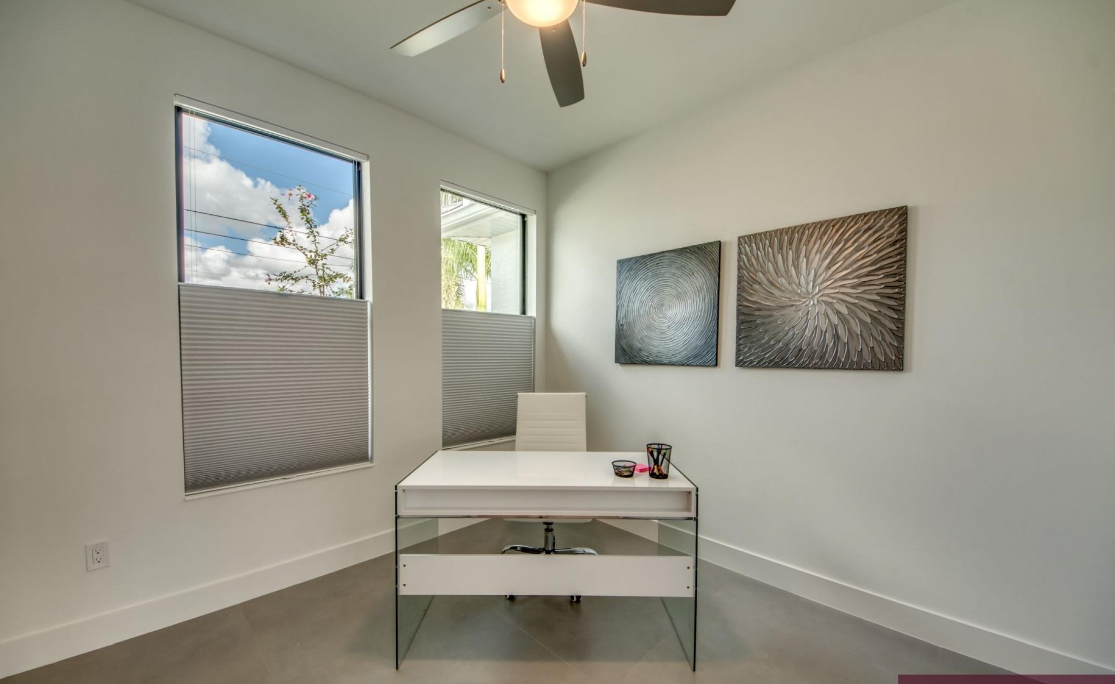 Privater Pool mit Spa am Wasser mit Bootsdock und Bootslift.