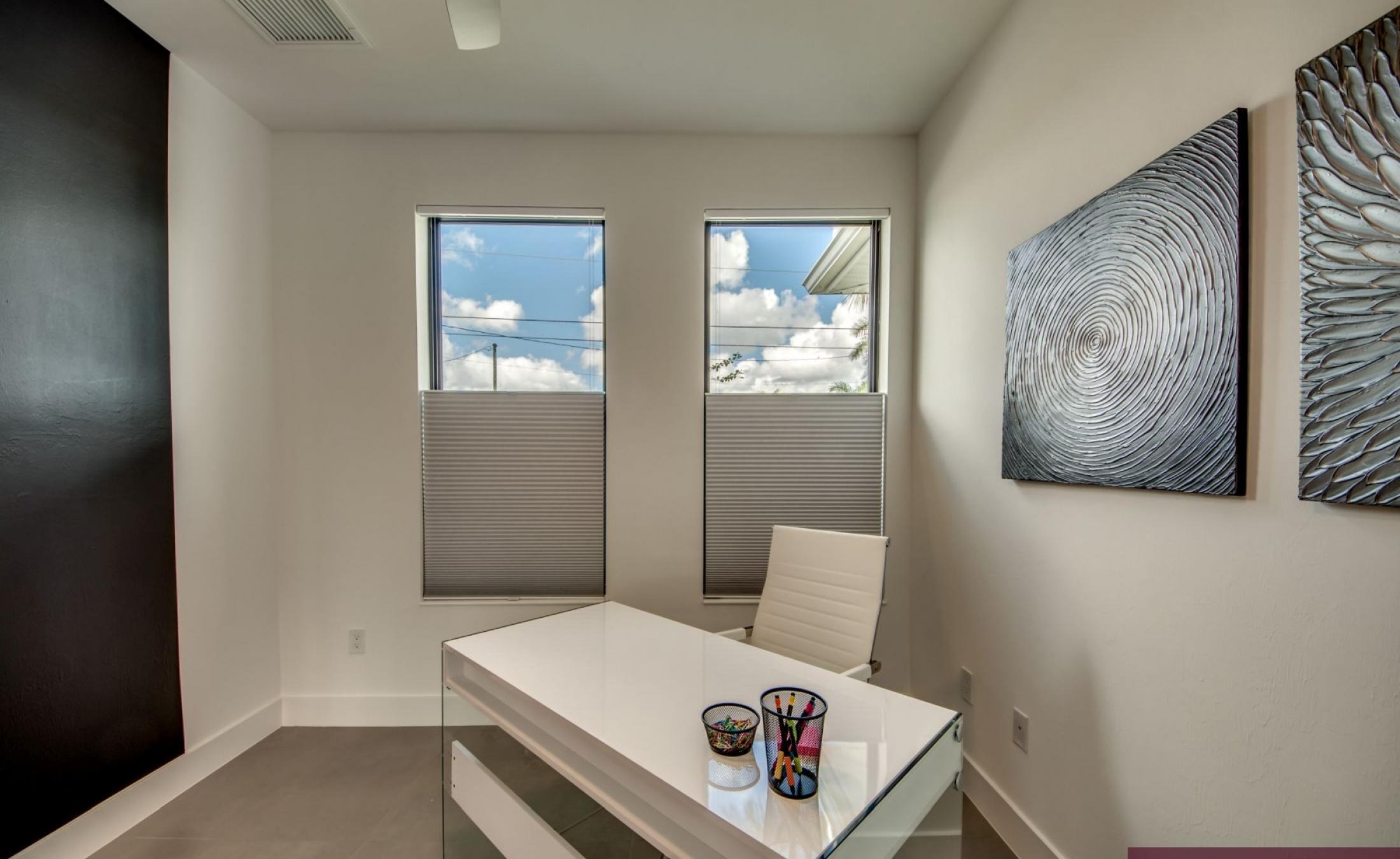 Privater Pool mit Spa am Wasser und Bootsdock mit Lift.