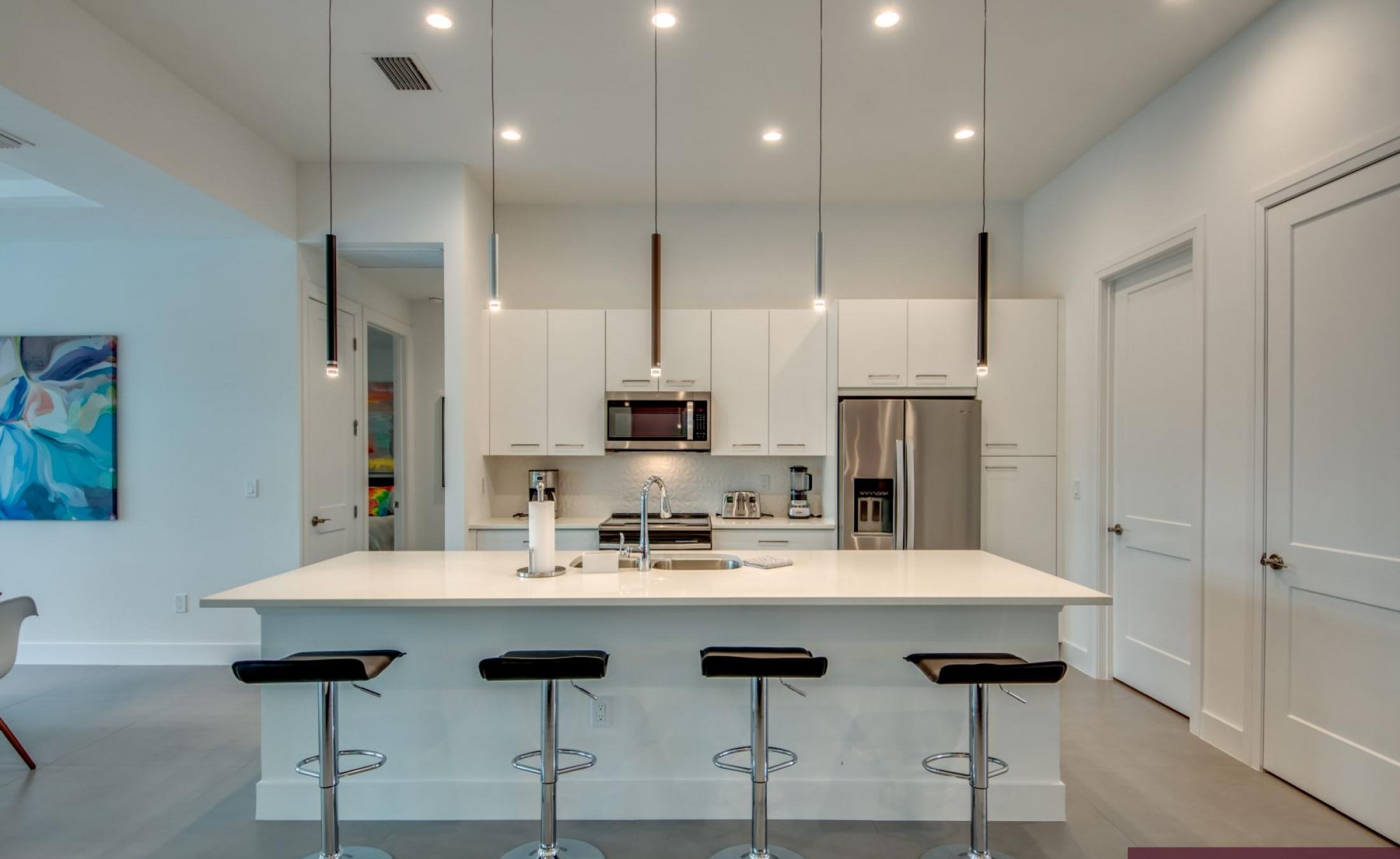 Privater Poolbereich mit Spa und Blick aufs Wasser.