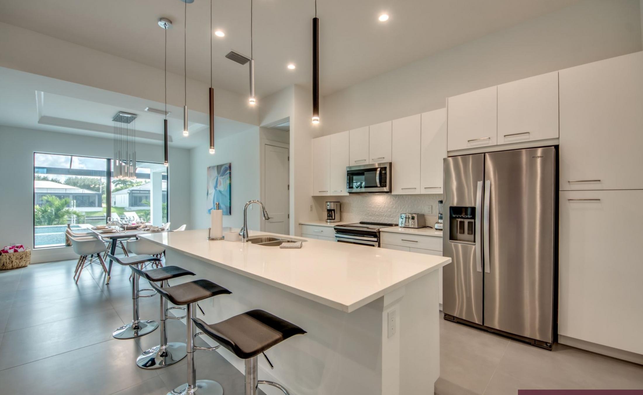 Privater Poolbereich mit Spa und Blick auf das Wasser.