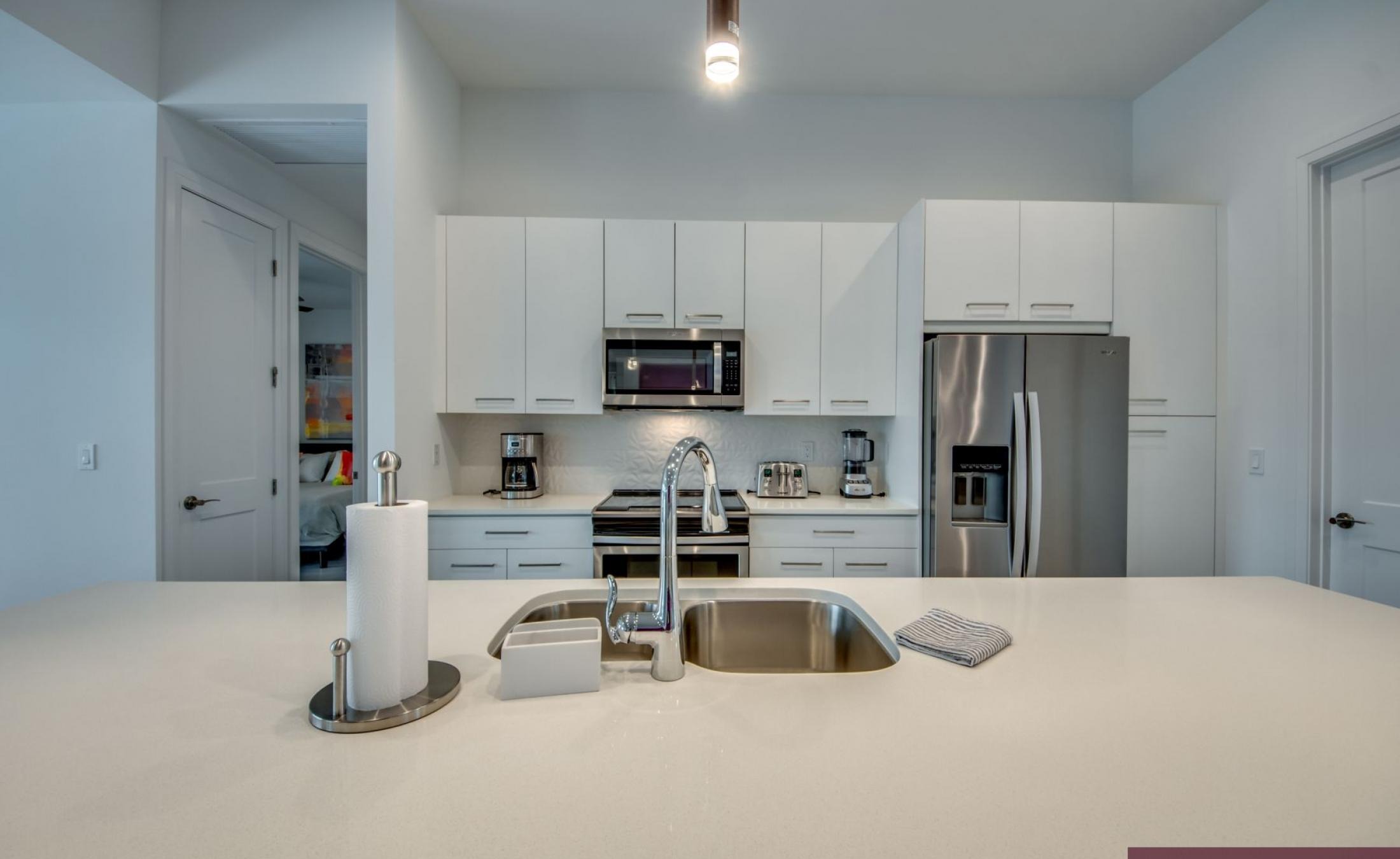 Stilvolle Waterfront-Villa mit privatem Pool, Spa und Bootsdock.