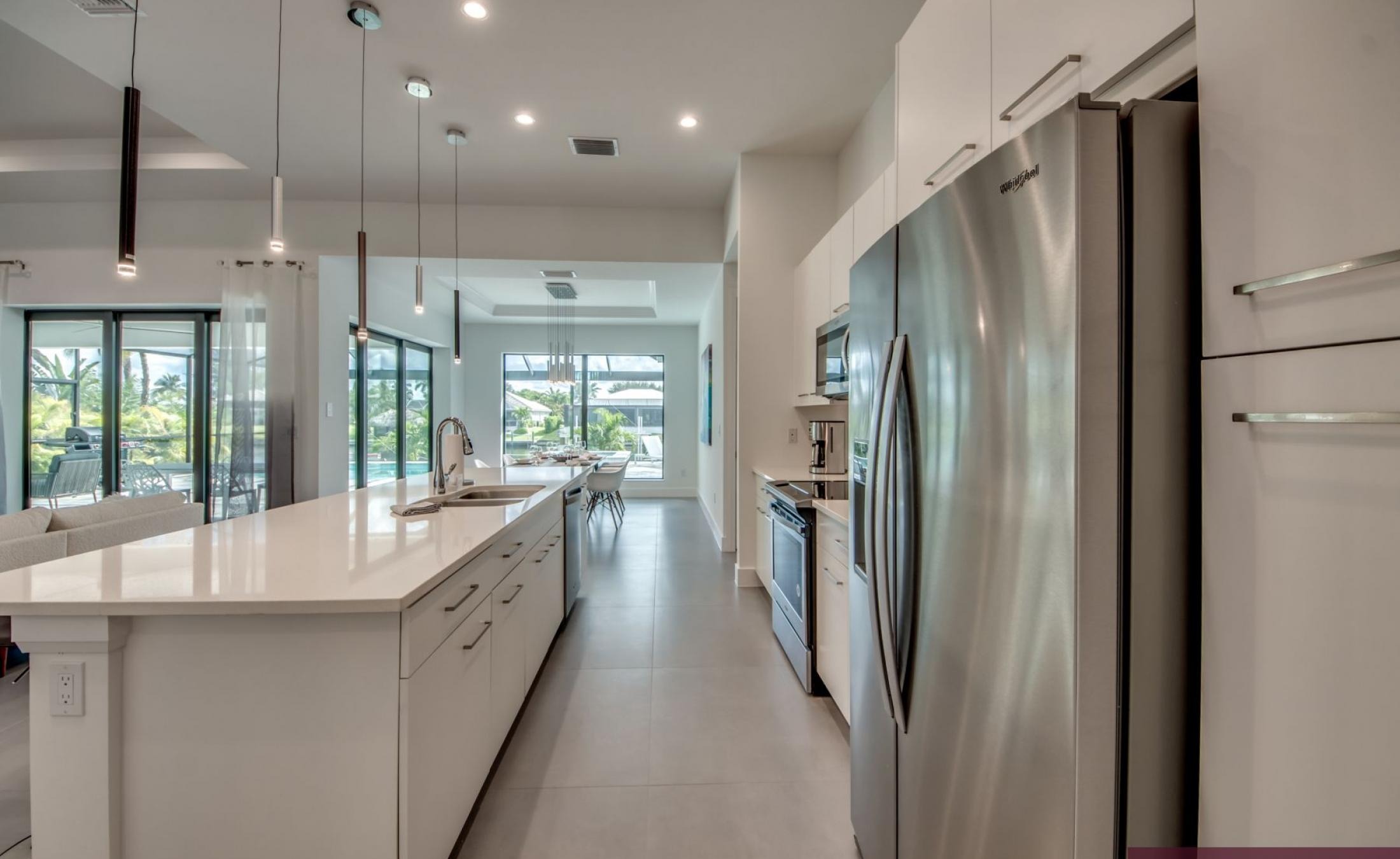 Privater Pool und Spa am Wasser mit Bootsdock und Bootslift.