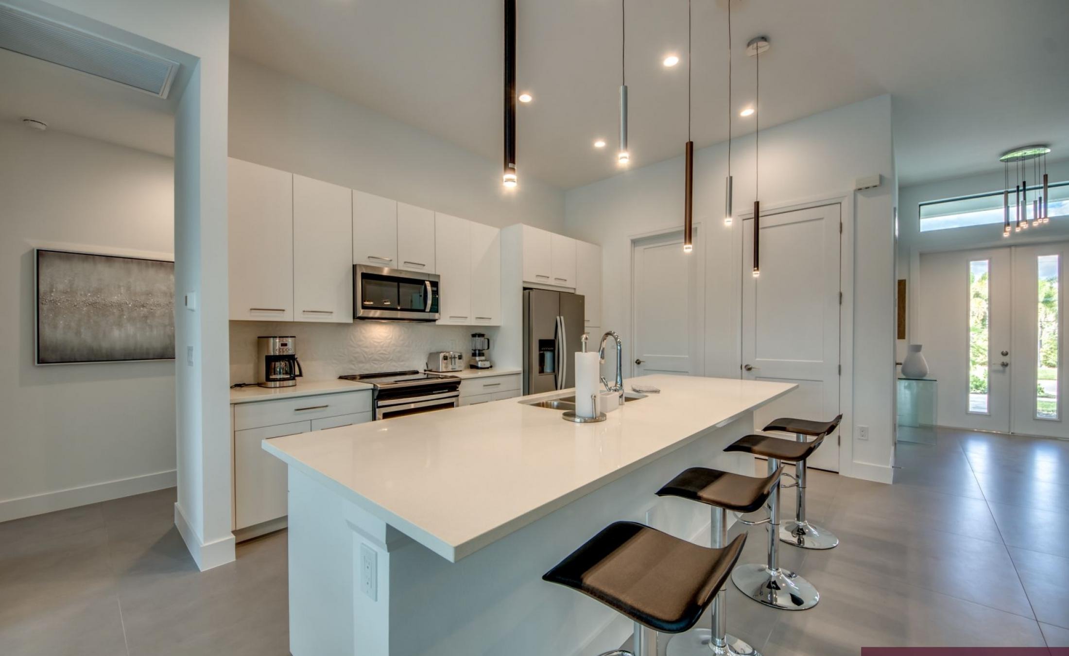 Privater Pool mit Spa und Blick aufs Wasser.