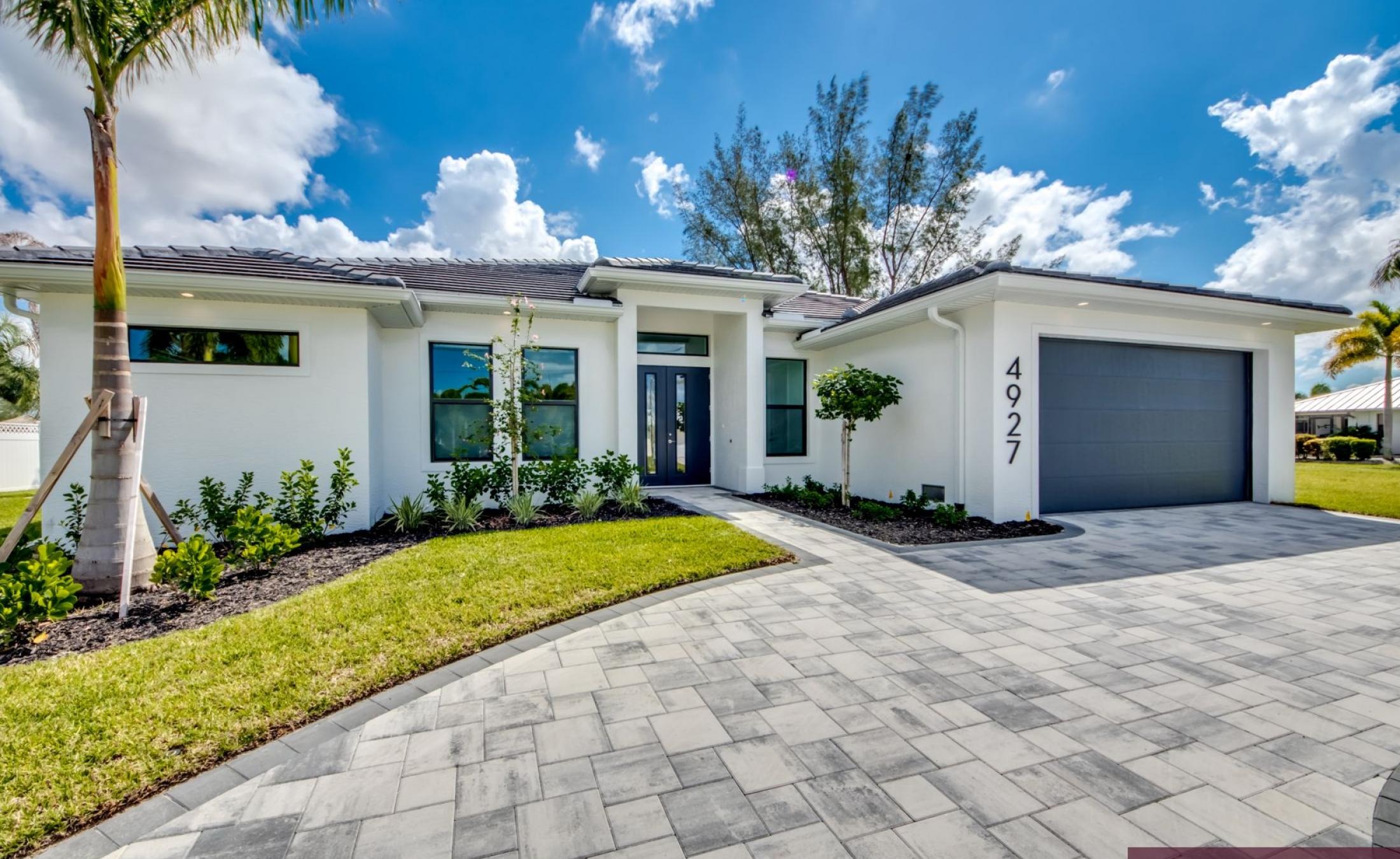 Stilvolle Waterfront-Villa mit privatem Pool, Spa sowie Bootsdock und Bootslift.