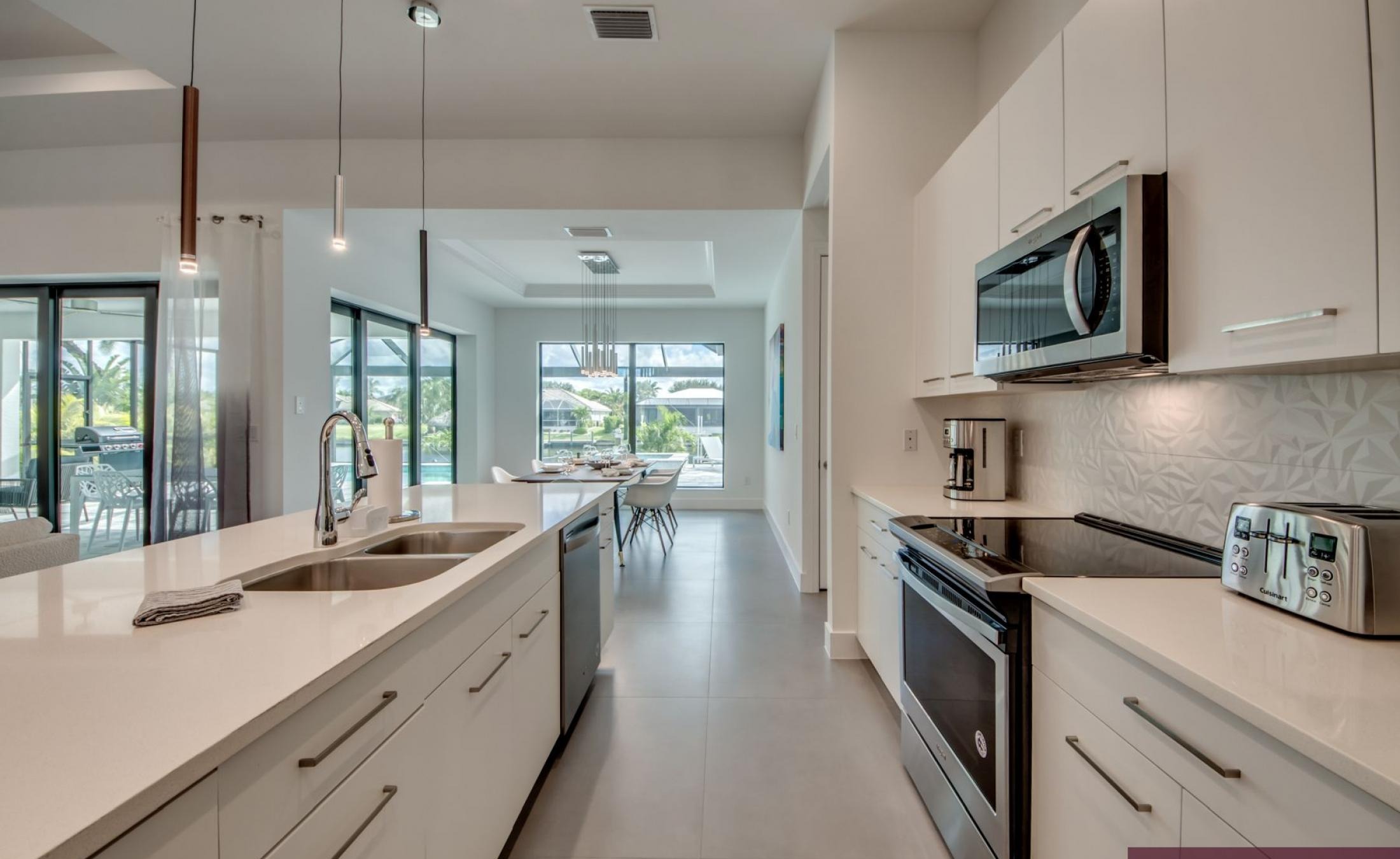 Privater Pool- und Spa-Bereich am Wasser mit Bootsdock und Bootslift.