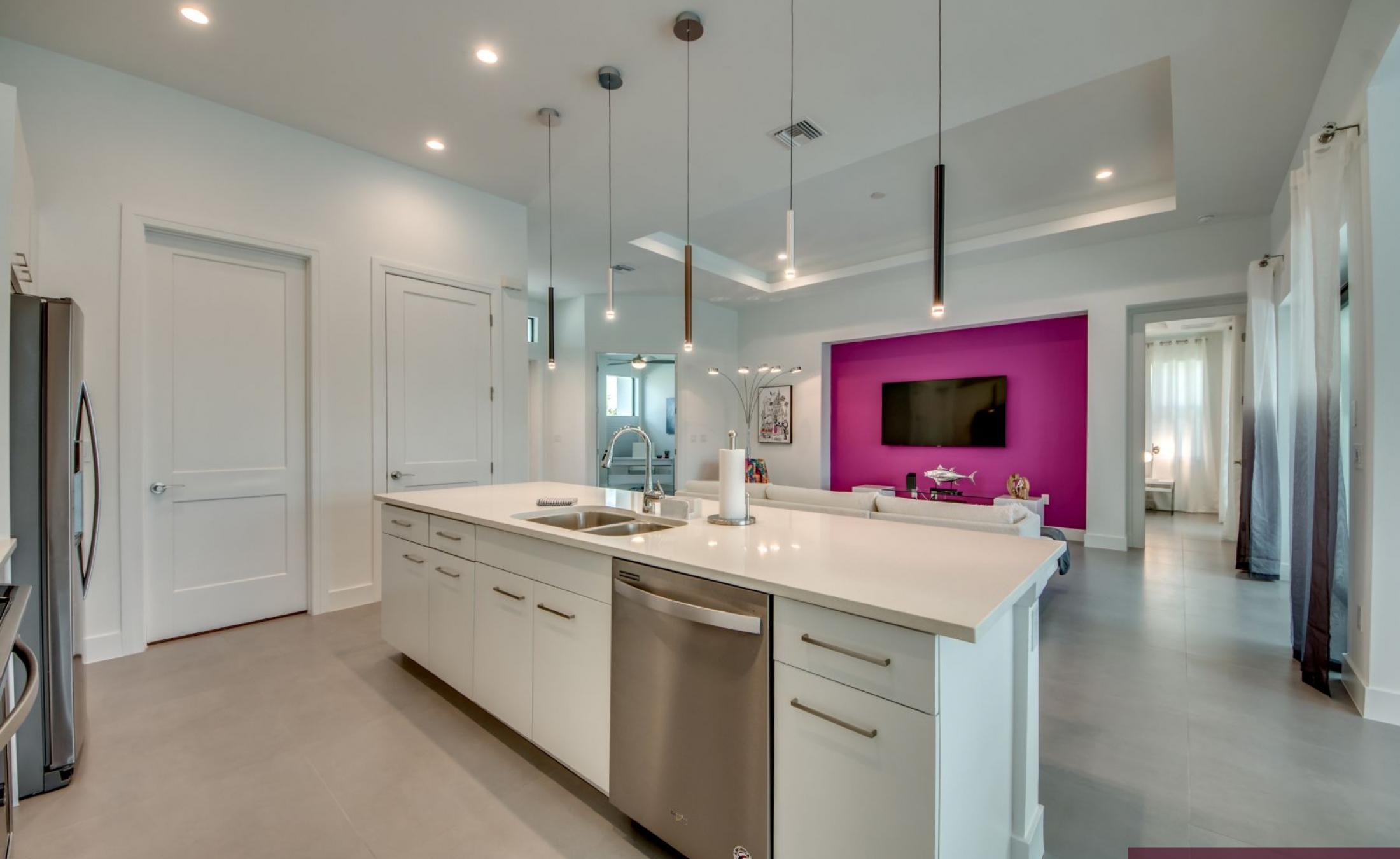 Stilvolle Waterfront-Villa mit privatem Pool, Spa sowie Bootsdock und Bootslift.