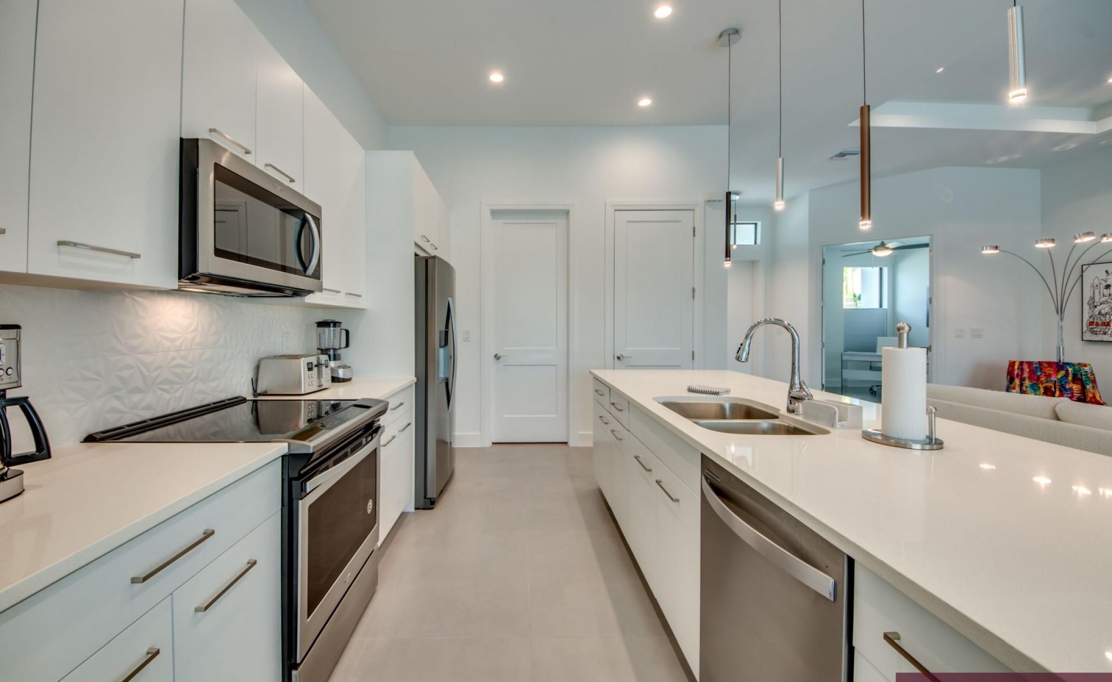 Privater Pool mit Spa und Blick auf den Kanal mit Bootsdock und Bootslift.