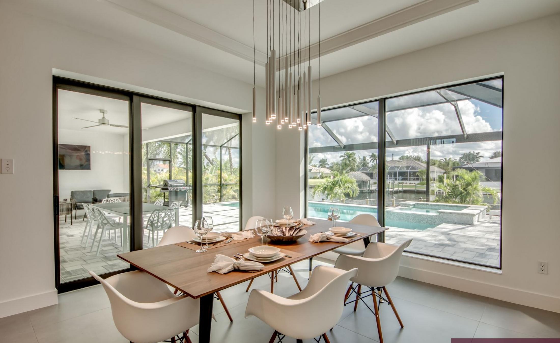 Privater Pool mit Spa und Liegen am Wasser.