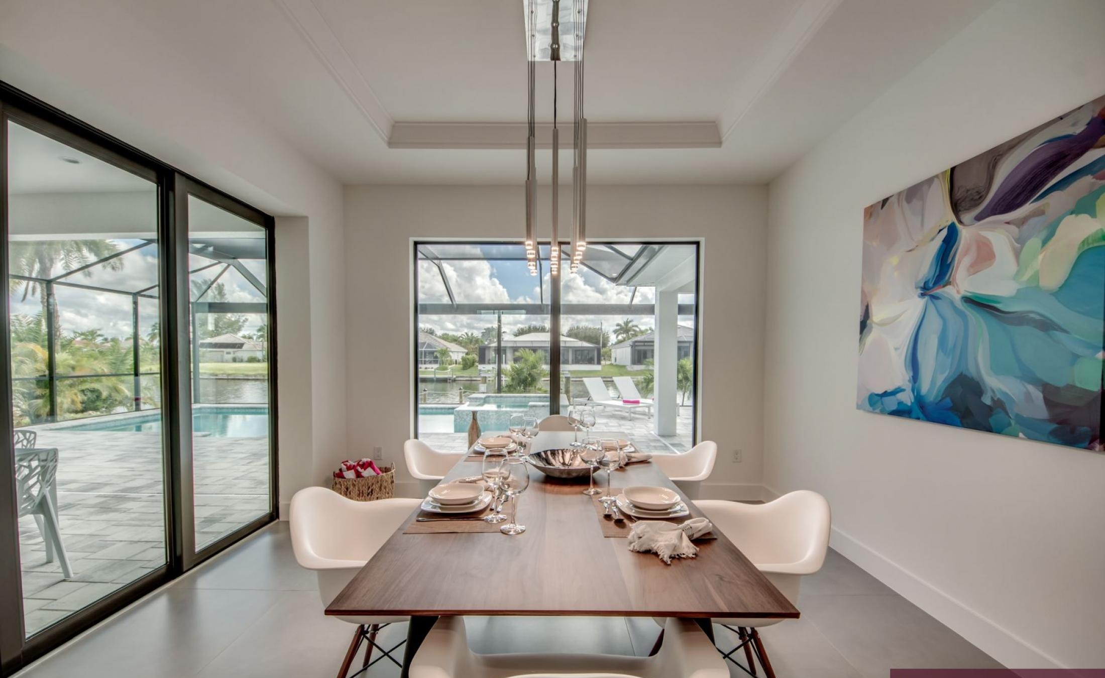 Stilvolle Waterfront-Villa mit privatem Pool, Spa sowie Bootsdock und Bootslift.