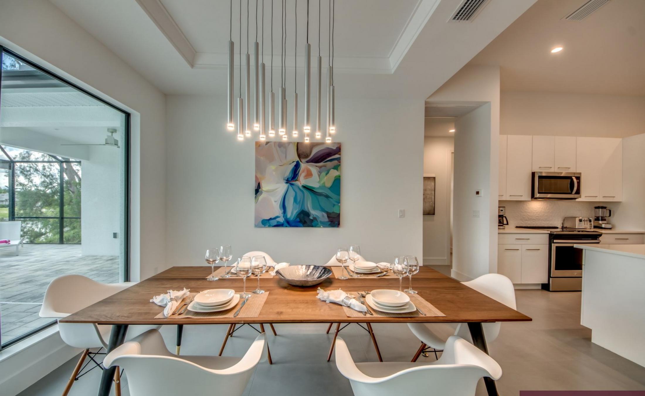 Privater Pool mit Spa am Wasser mit Bootsdock und Bootslift.