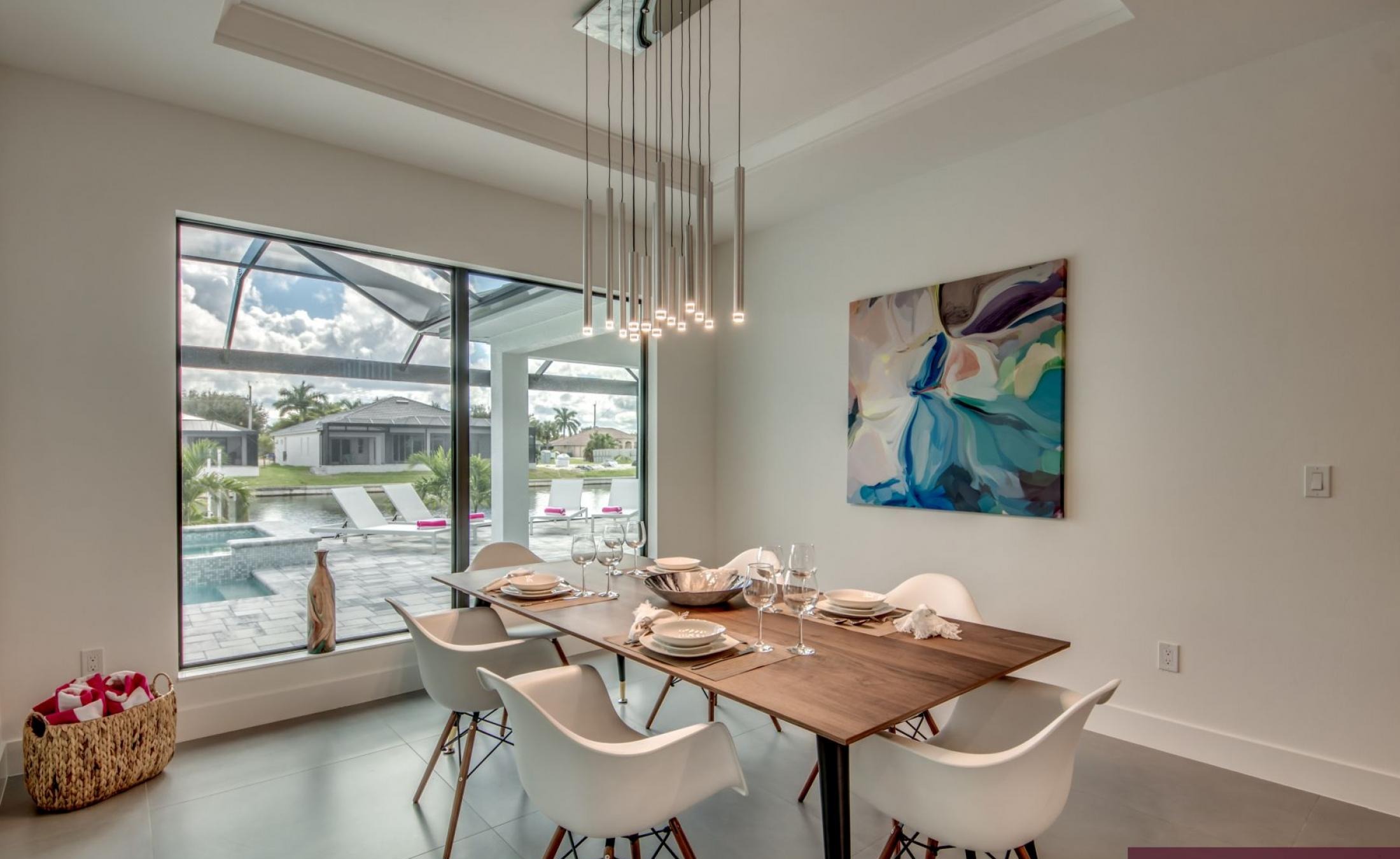 Stilvolle Waterfront-Villa mit privatem Pool, Spa sowie Bootsdock und Bootslift.