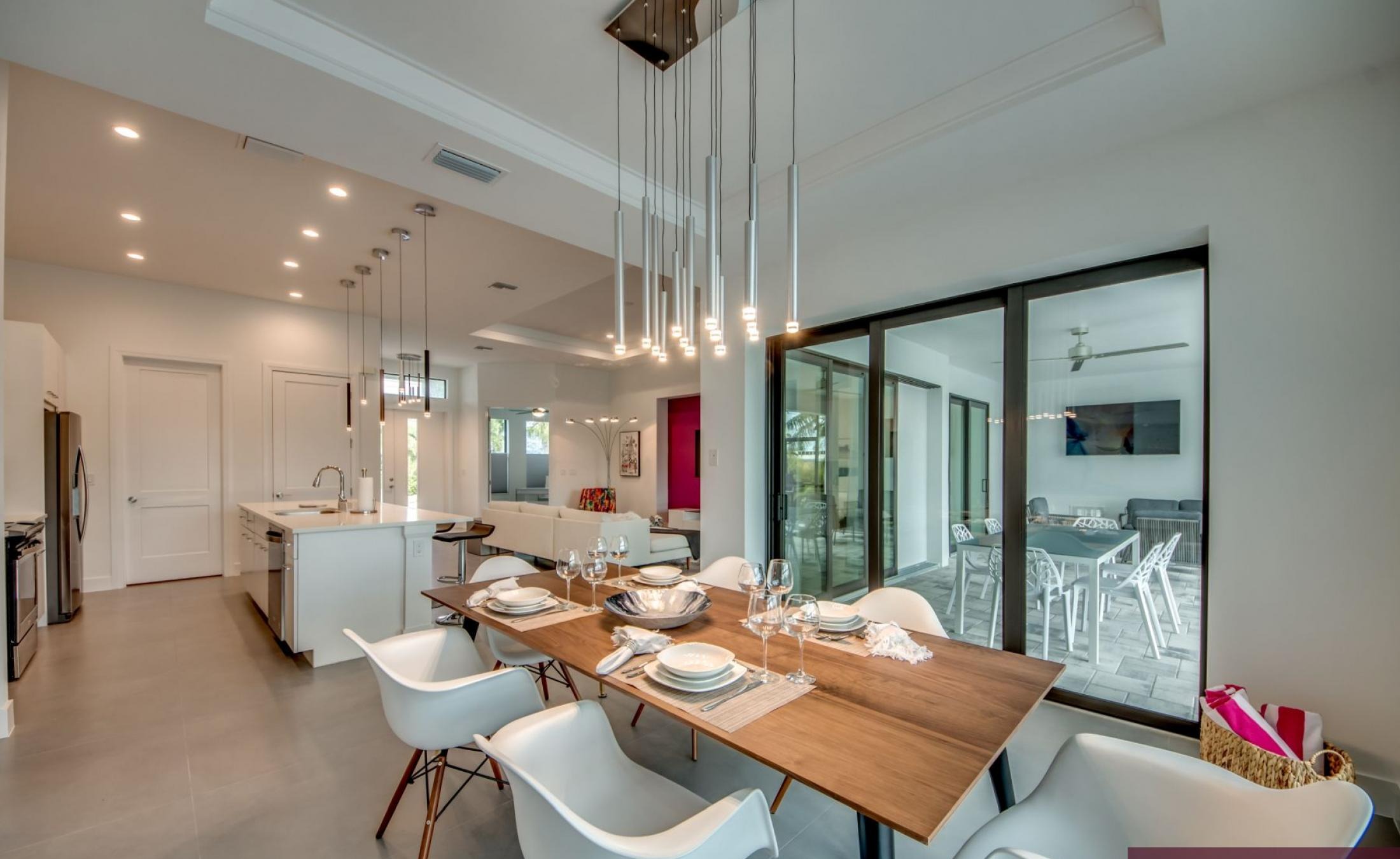 Privater Poolbereich mit Spa und Blick aufs Wasser