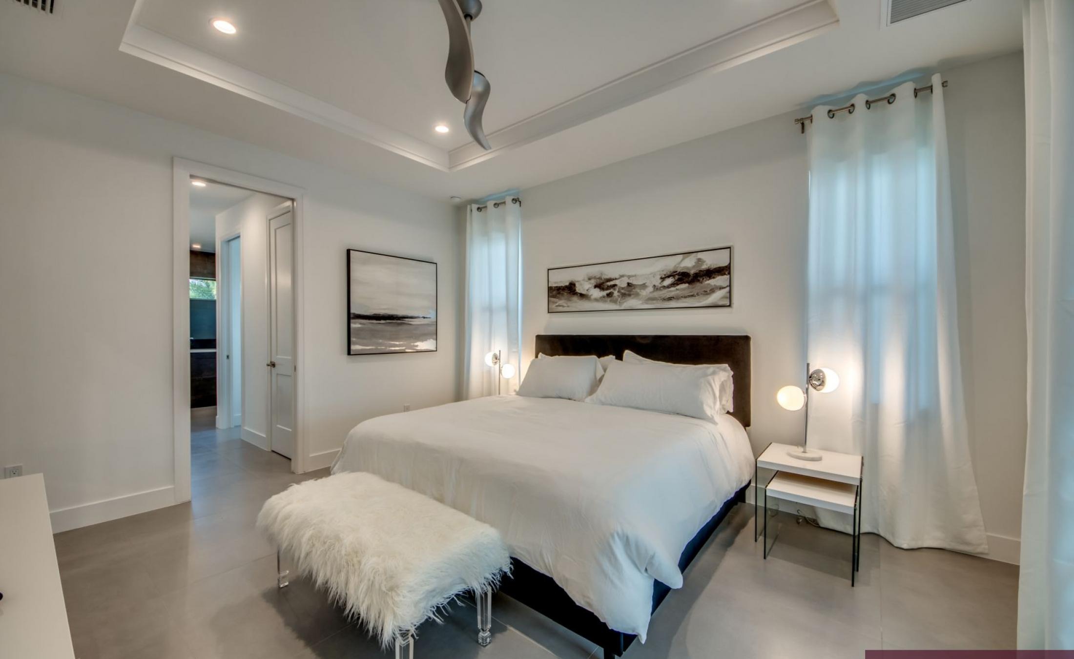 Privater Poolbereich mit Spa und Blick aufs Wasser.