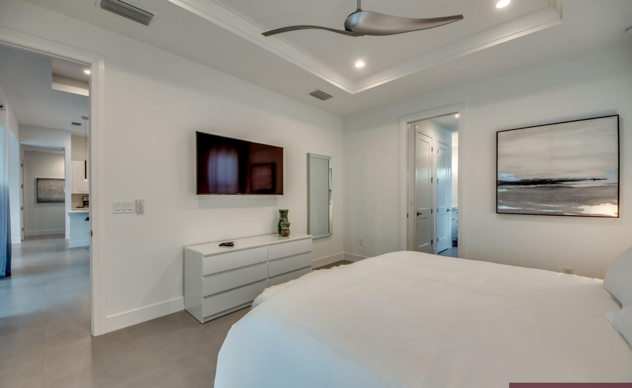 Moderne Waterfront-Villa mit privatem Pool, Spa sowie Bootsdock und Bootslift.