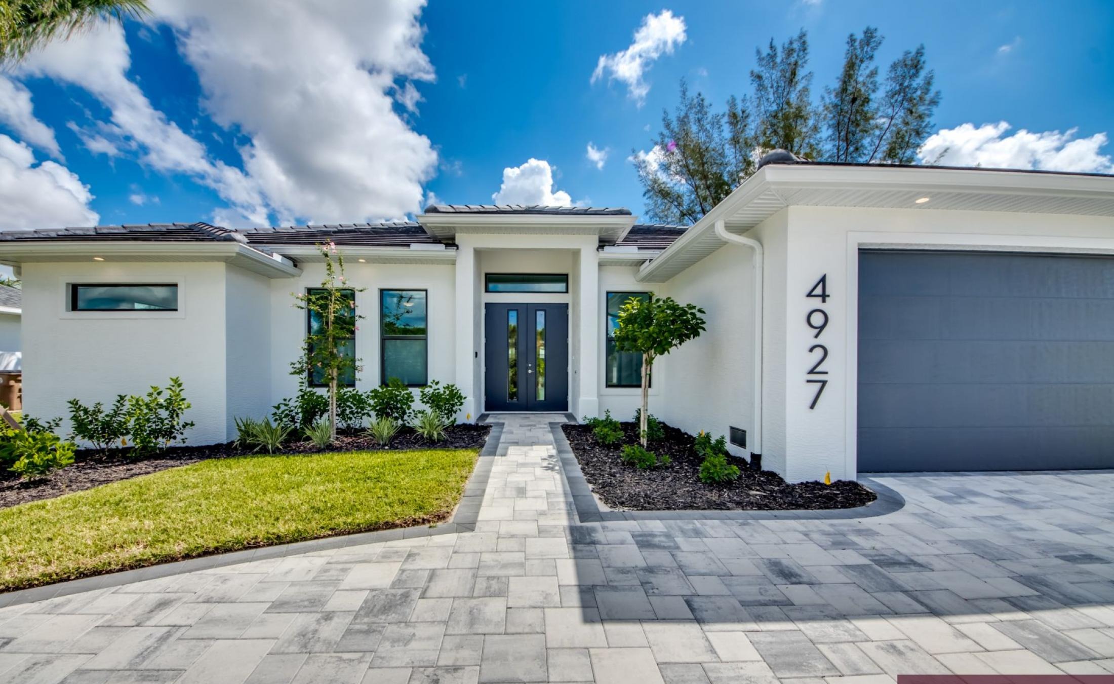 Privater Pool mit Spa am Wasser und Bootsdock mit Lift.