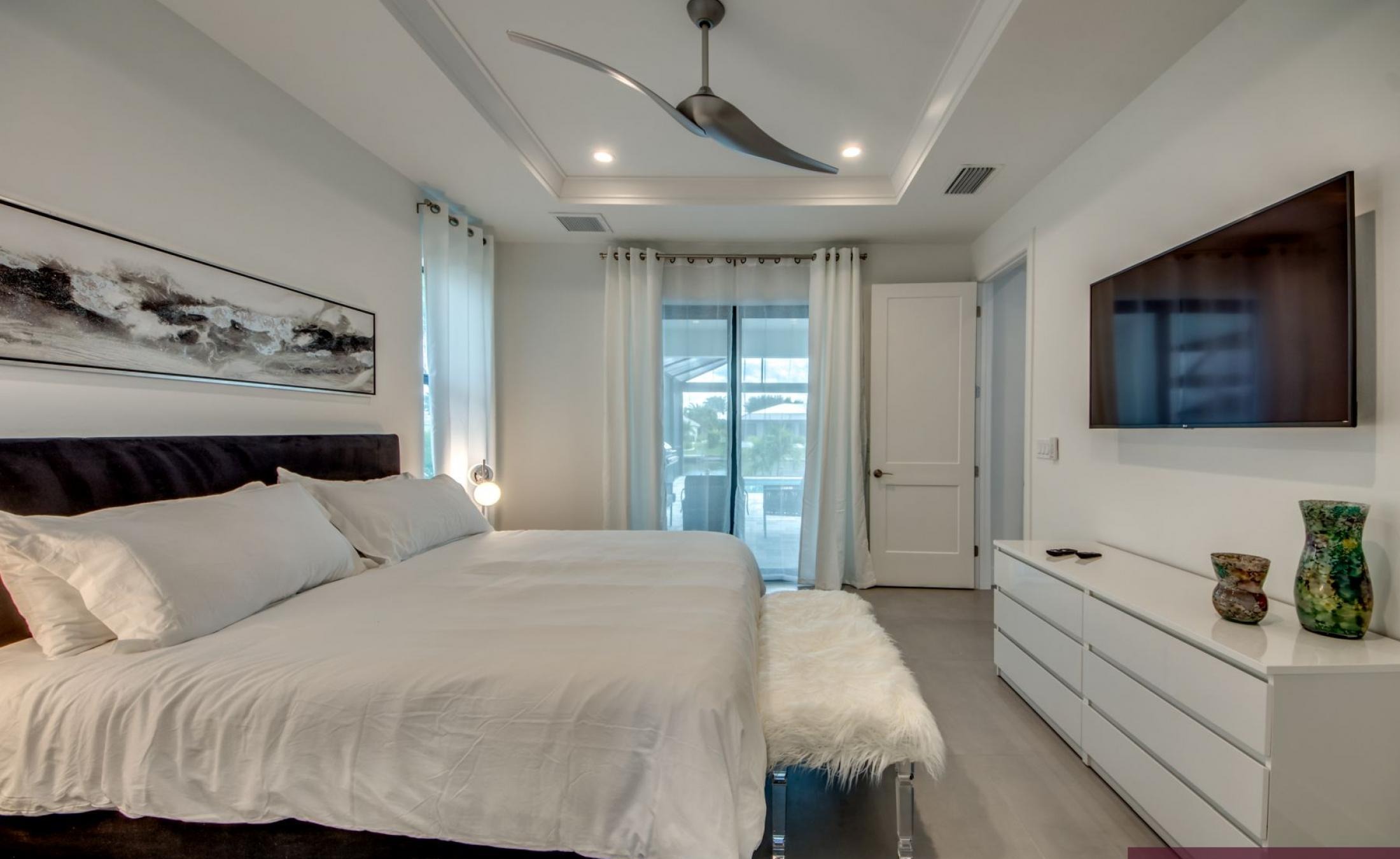 Privater Pool mit Spa und Blick auf den Wasserkanal.