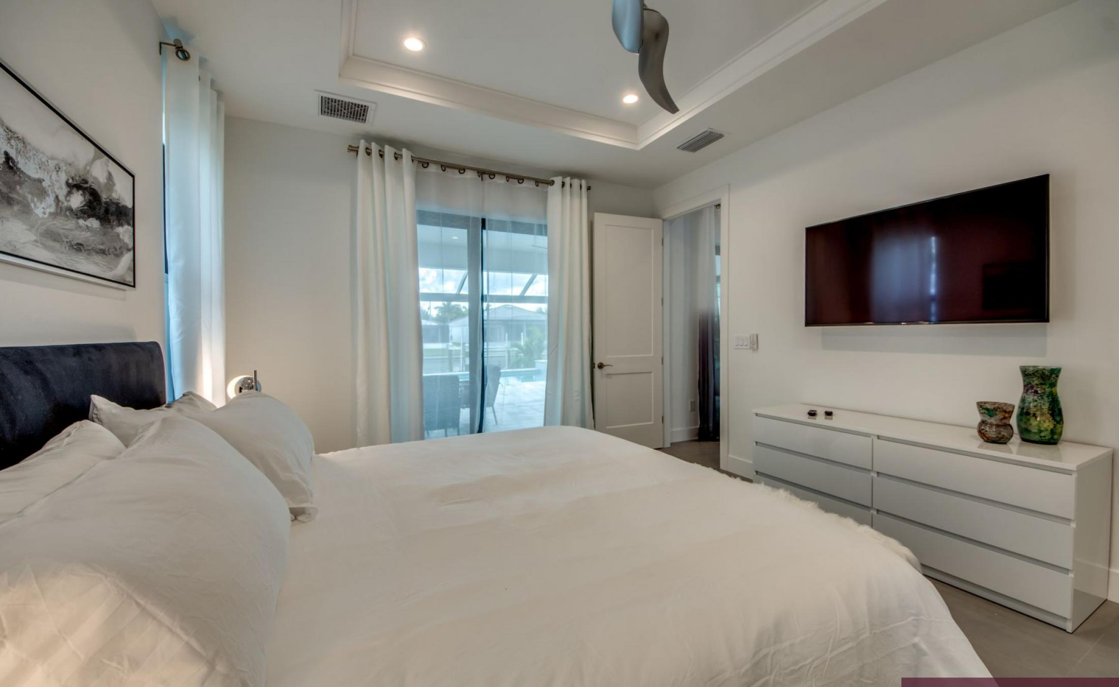 Moderne Waterfront-Villa mit privatem Pool, Spa sowie Bootsdock und Bootslift.