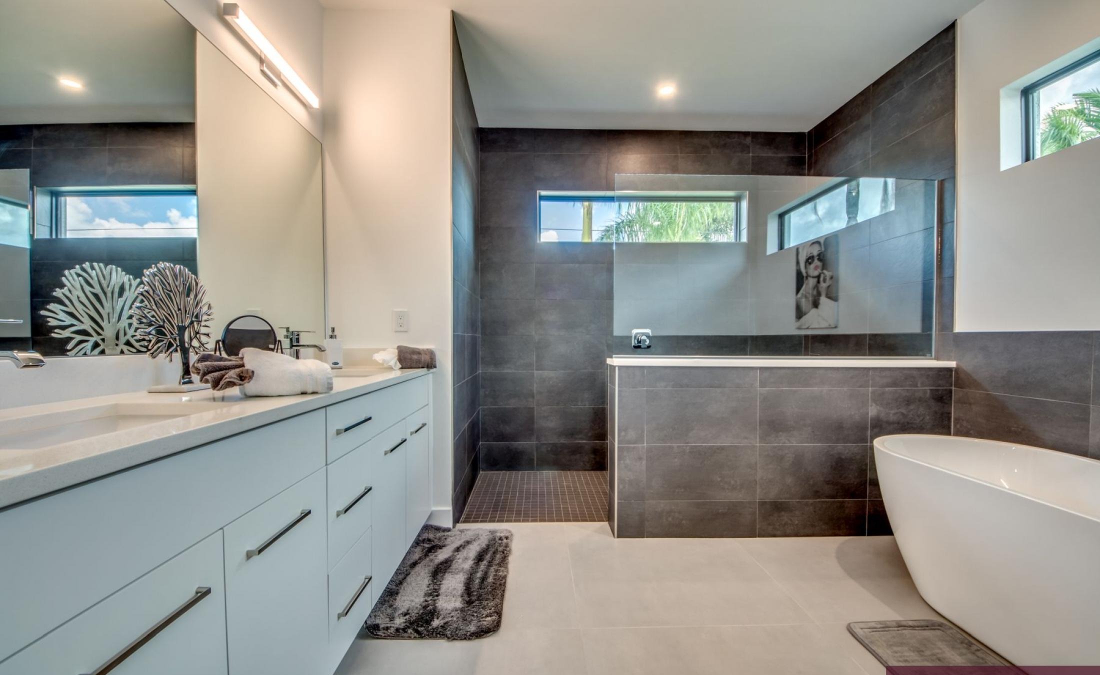 Moderne Waterfront-Villa mit privatem Pool, Spa sowie Bootsdock und Bootslift.