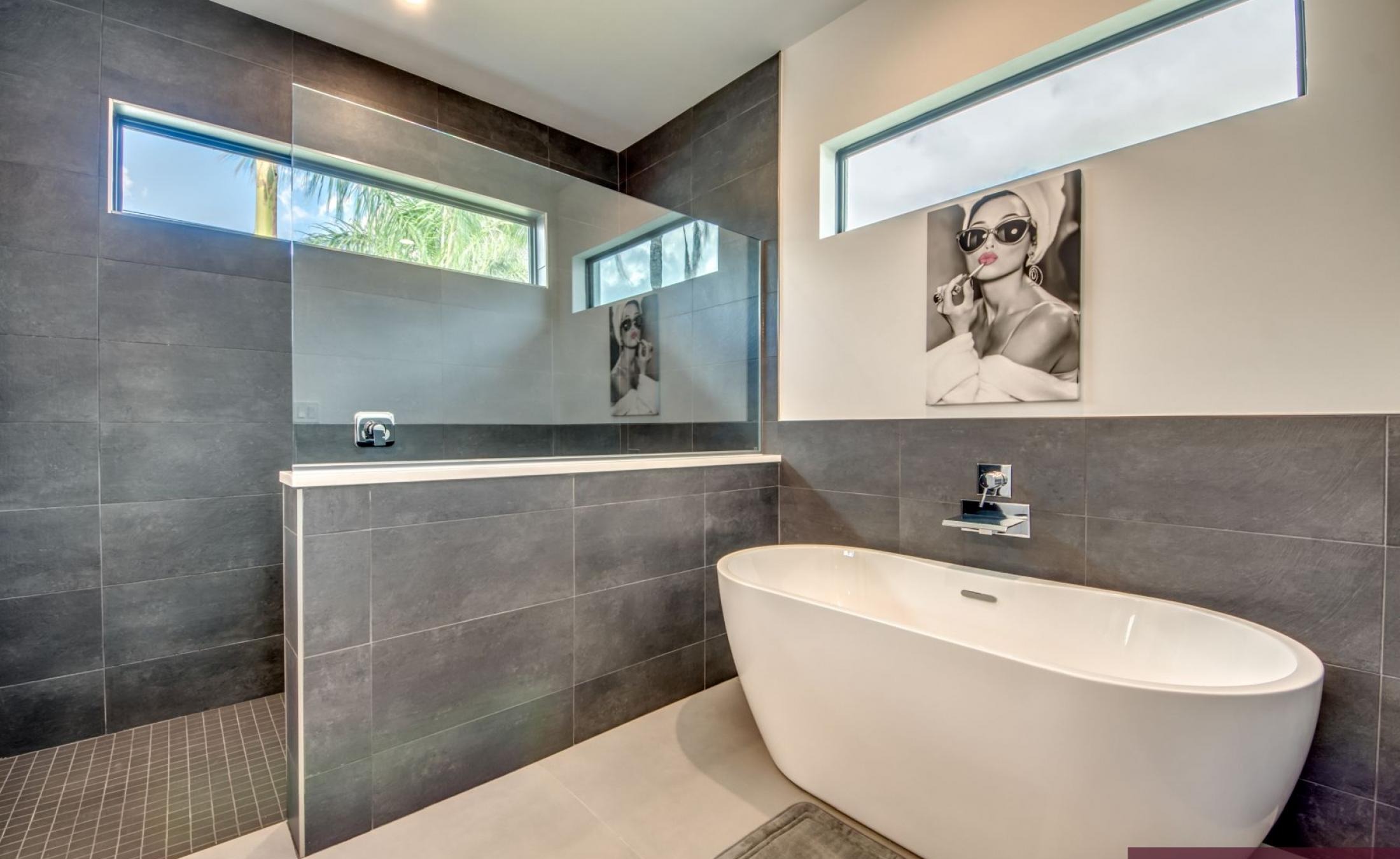 Privater Poolbereich mit Spa und Blick auf den Kanal.