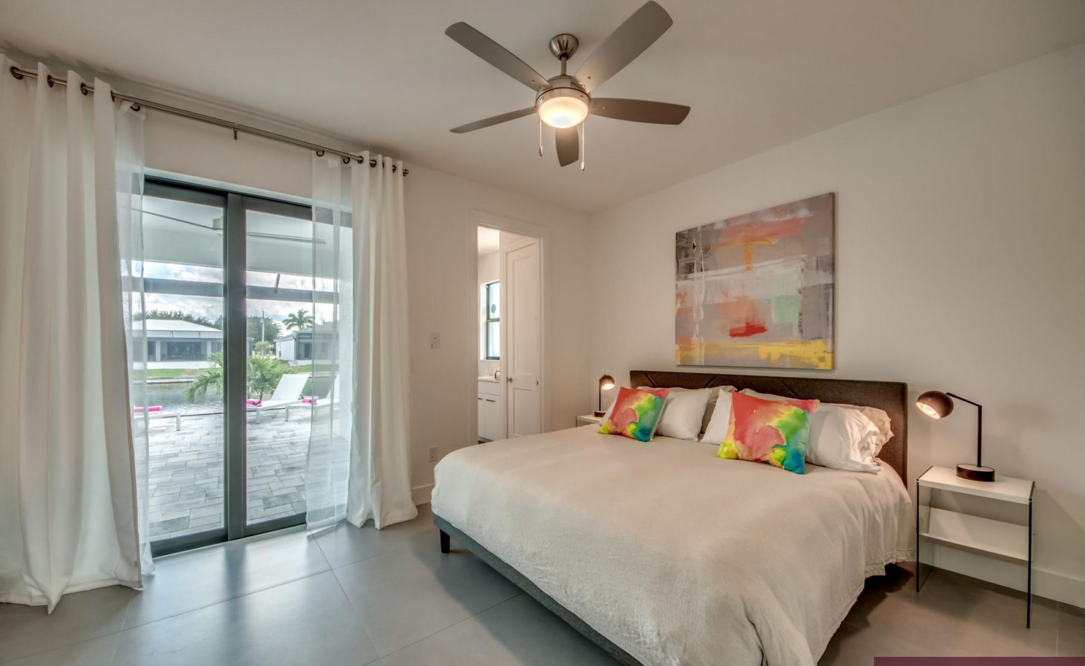 Stilvolle Waterfront-Villa mit privatem Pool, Spa sowie Bootsdock und Bootslift.