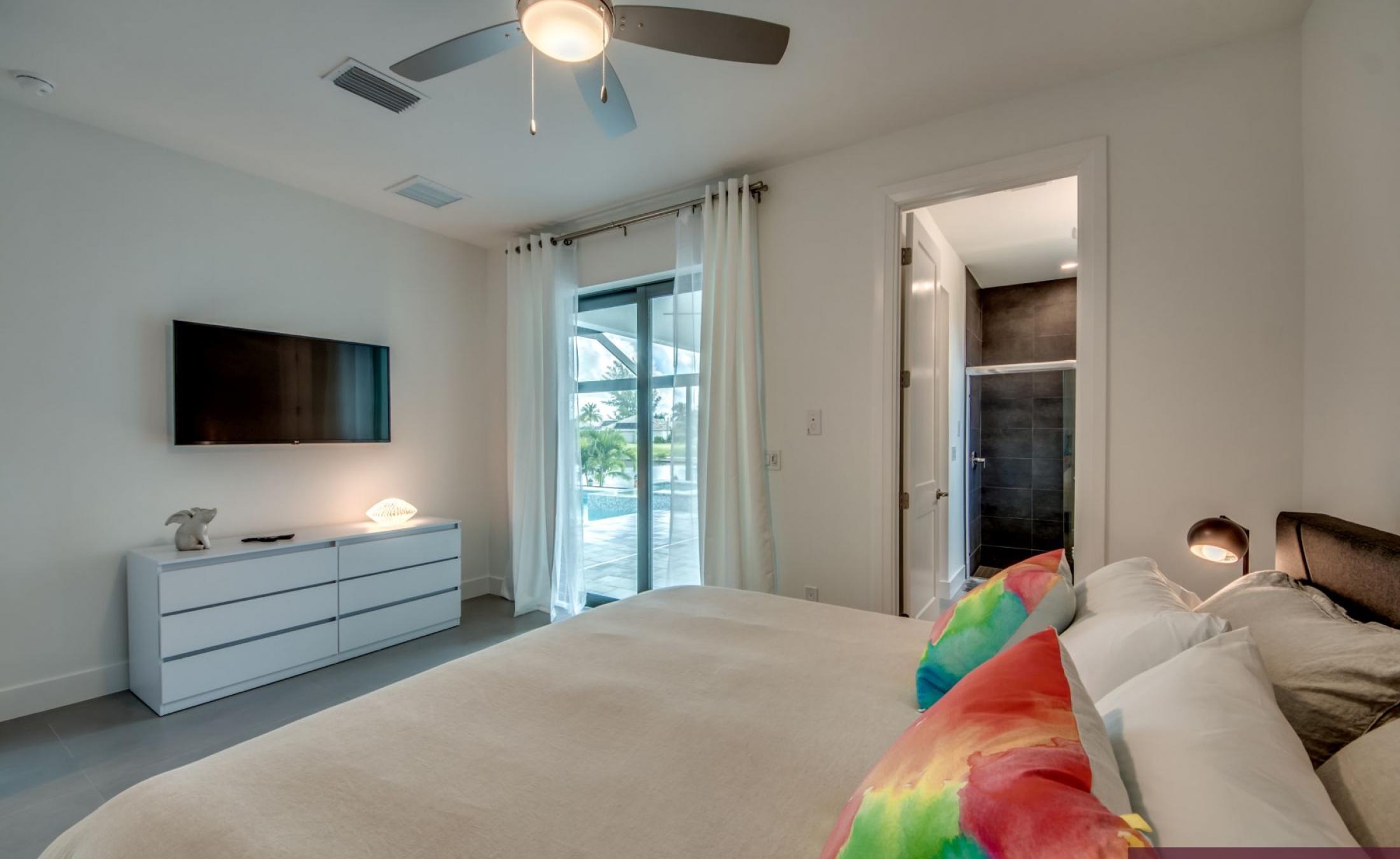 Privater Pool mit Spa am Wasser mit Bootsdock und Bootslift.