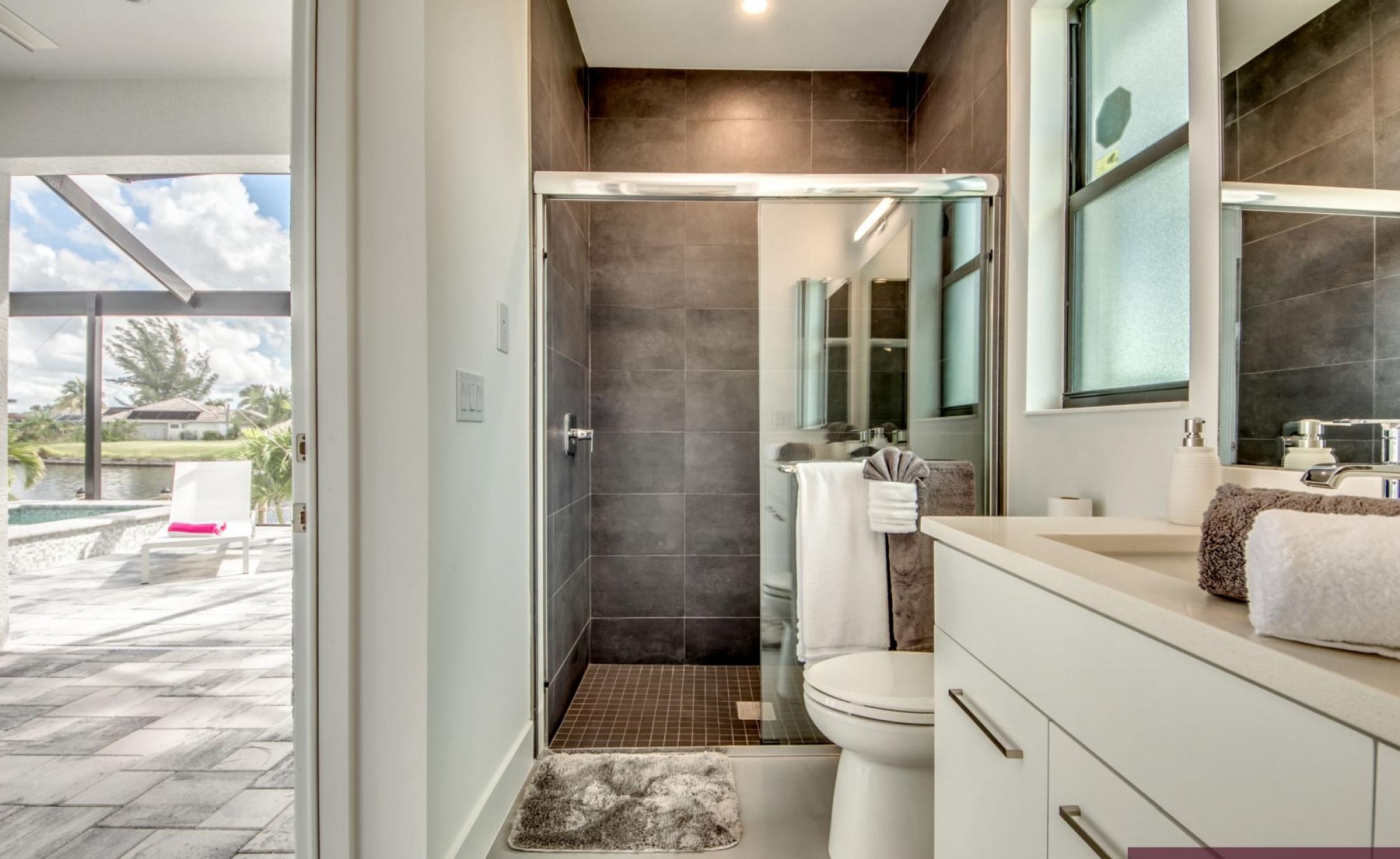 Privater Pool und Spa mit Blick auf den Kanal und Bootsdock.