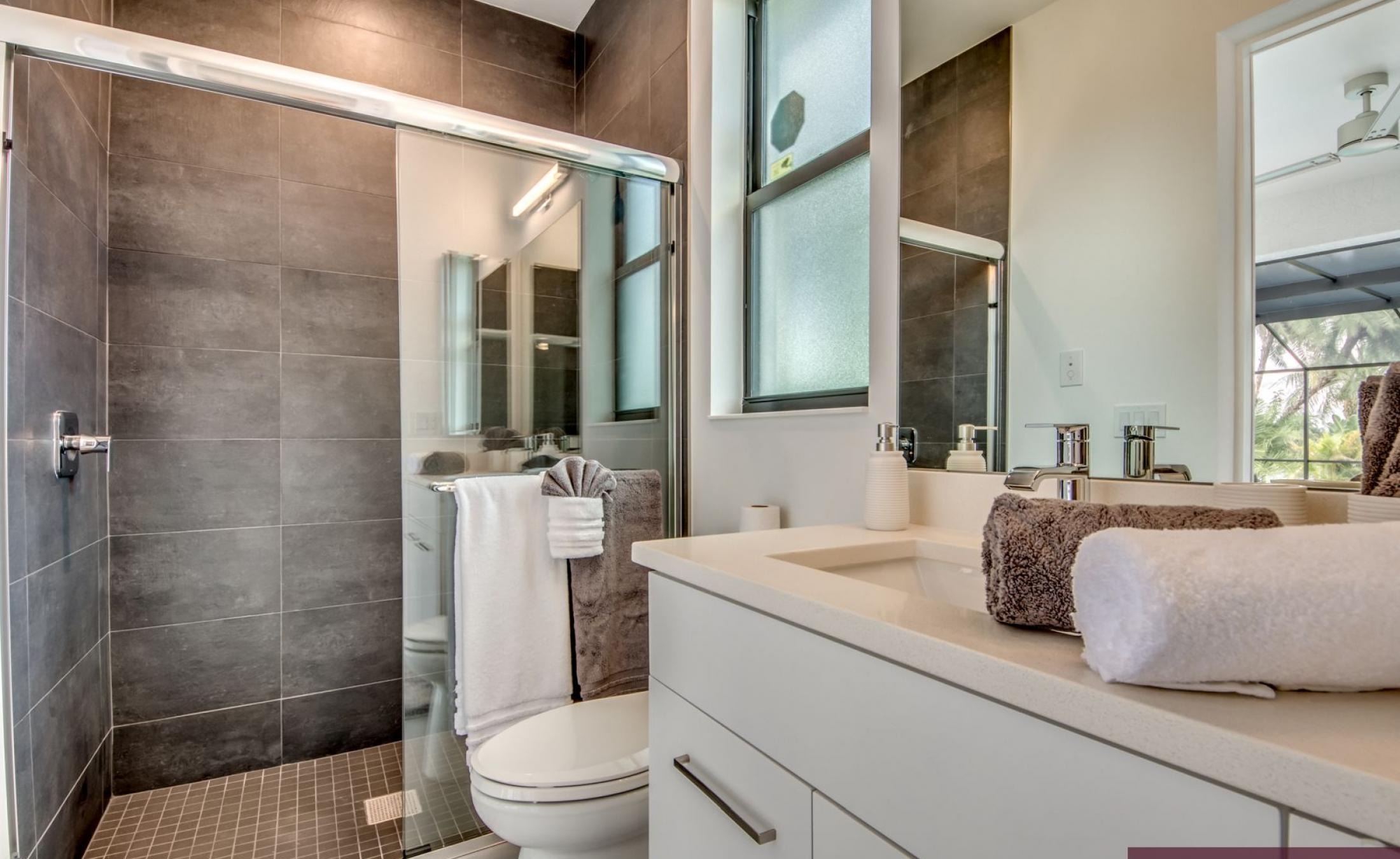 Stilvolle Waterfront-Villa mit privatem Pool, Spa sowie Bootsdock und Bootslift.