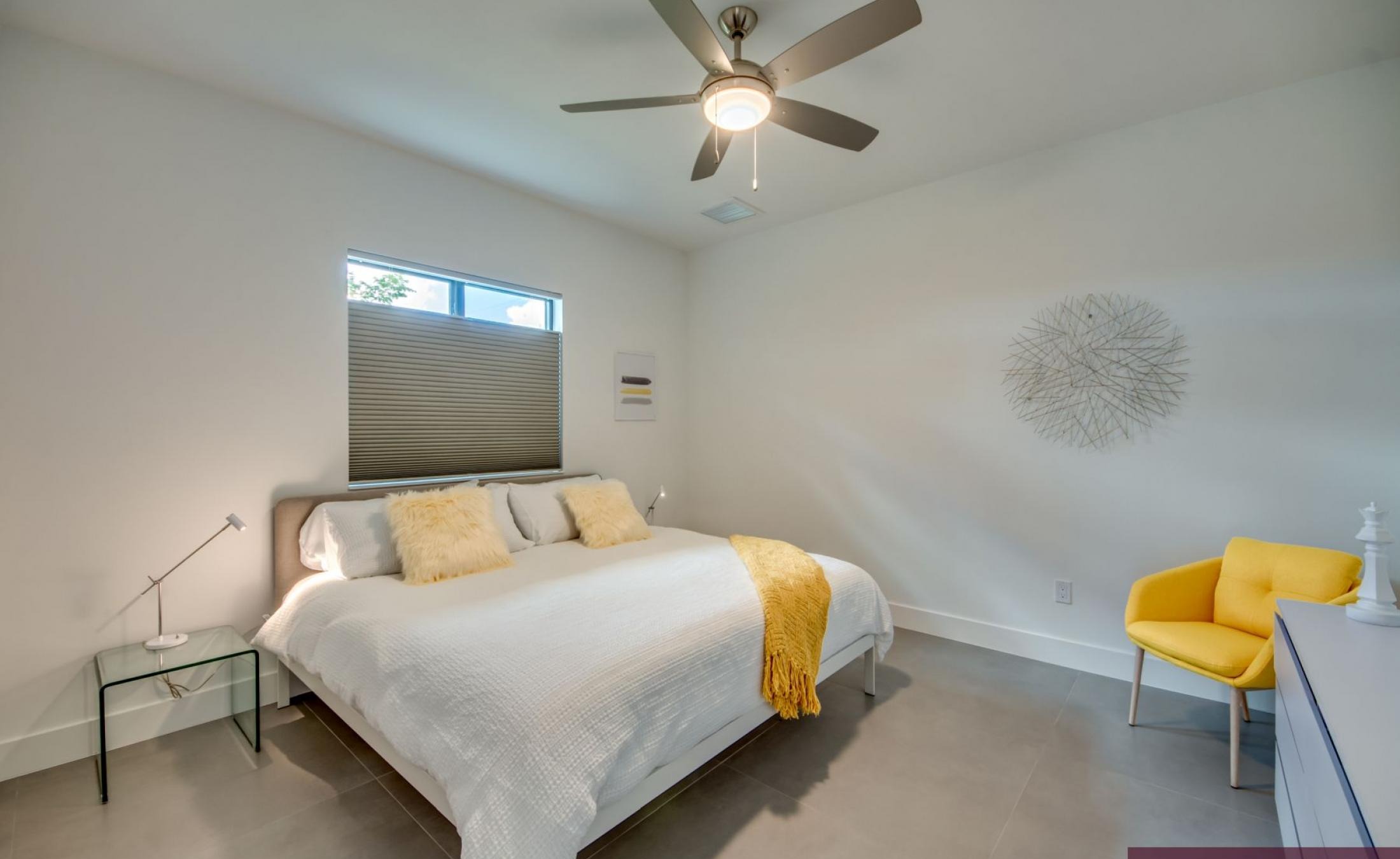 Privater Pool mit Spa am Wasser mit Bootsdock und Bootslift.