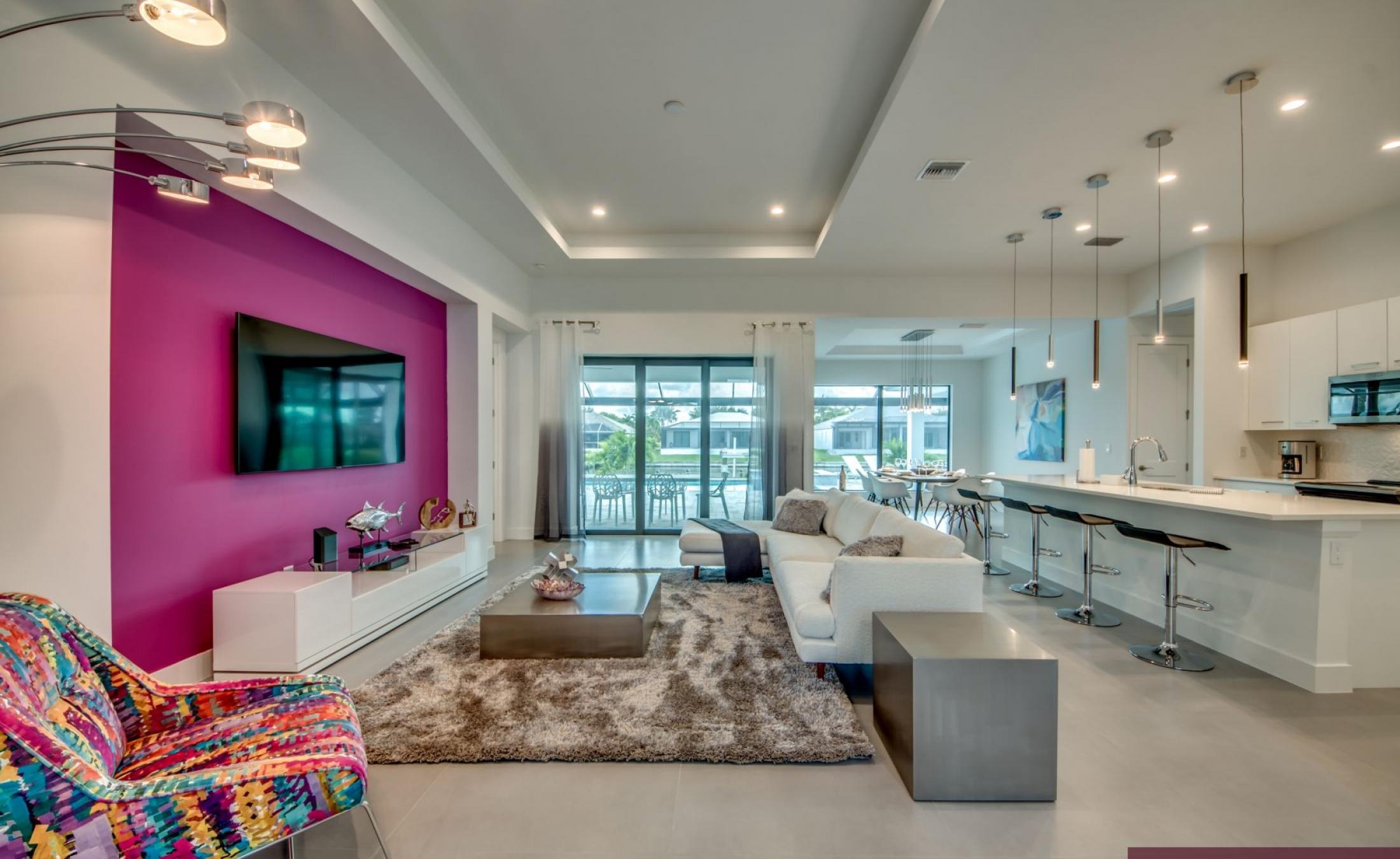 Privater Pool mit Spa am Wasser und Bootsdock.