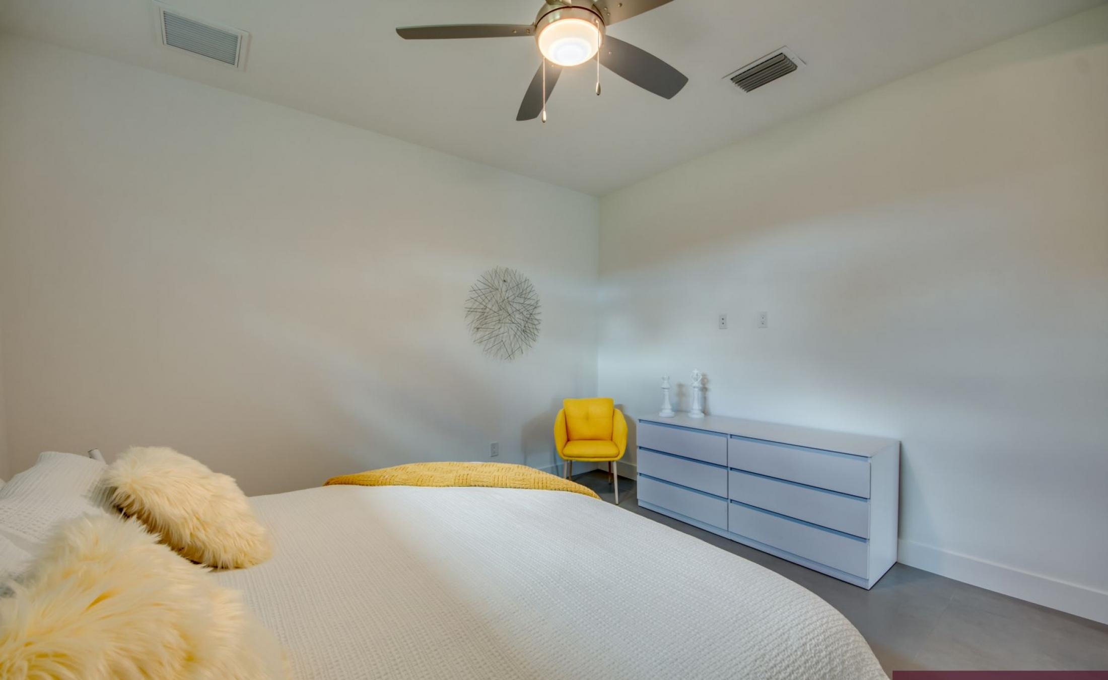 Privater Pool und Spa mit Blick aufs Wasser und Bootsdock.