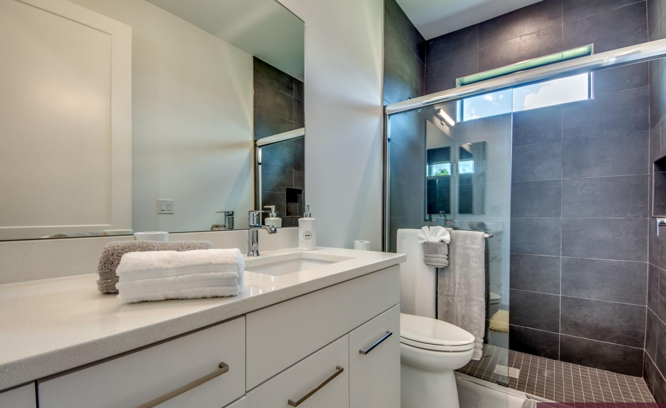 Privater Poolbereich mit Spa am Wasser.