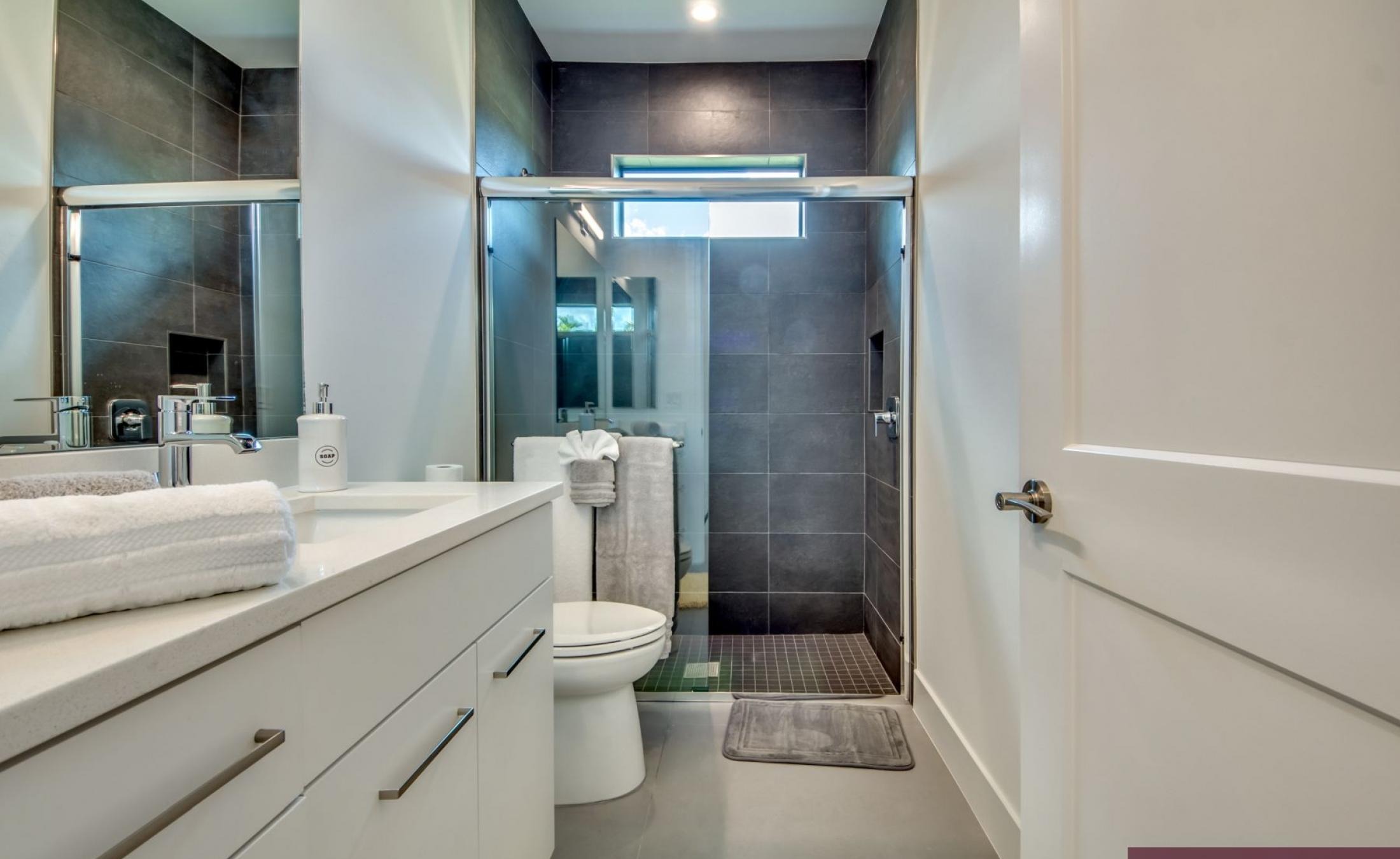 Privater Pool mit Spa und Blick auf den Kanal mit Bootsdock und Bootslift.