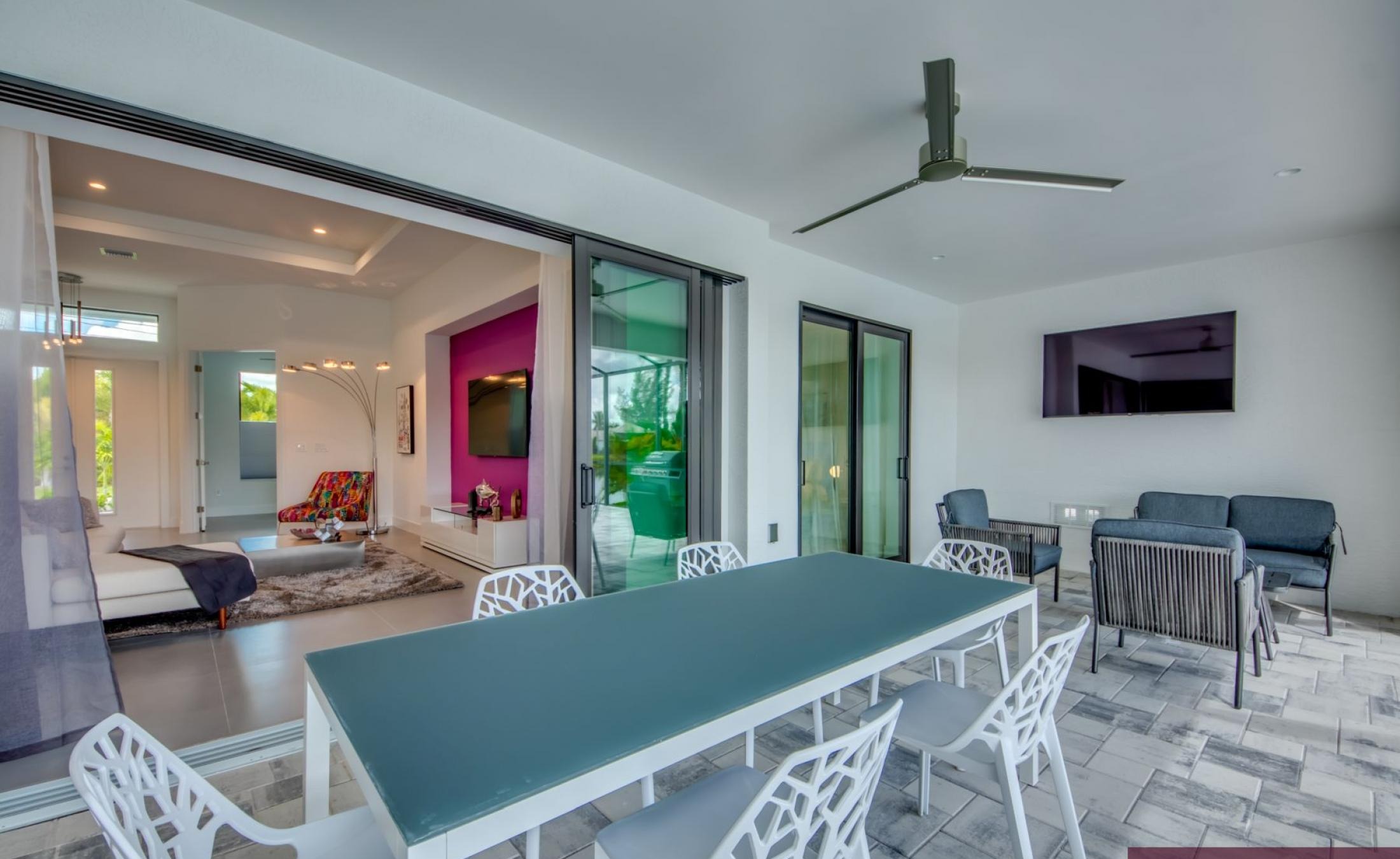 Stilvolle Waterfront-Villa mit privatem Pool, Spa sowie Bootsdock und Bootslift.