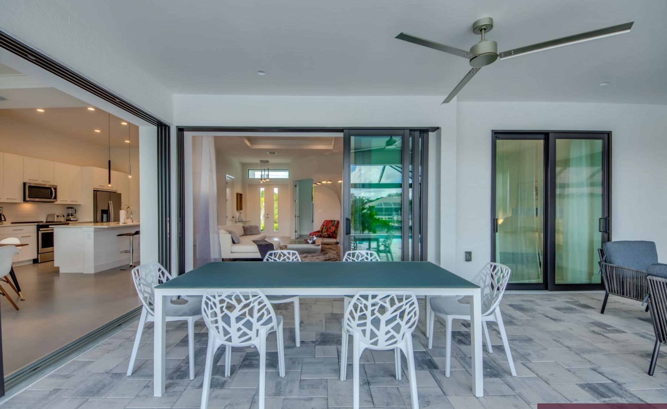 Privater Pool mit Spa am Wasser mit Bootsdock und Bootslift.