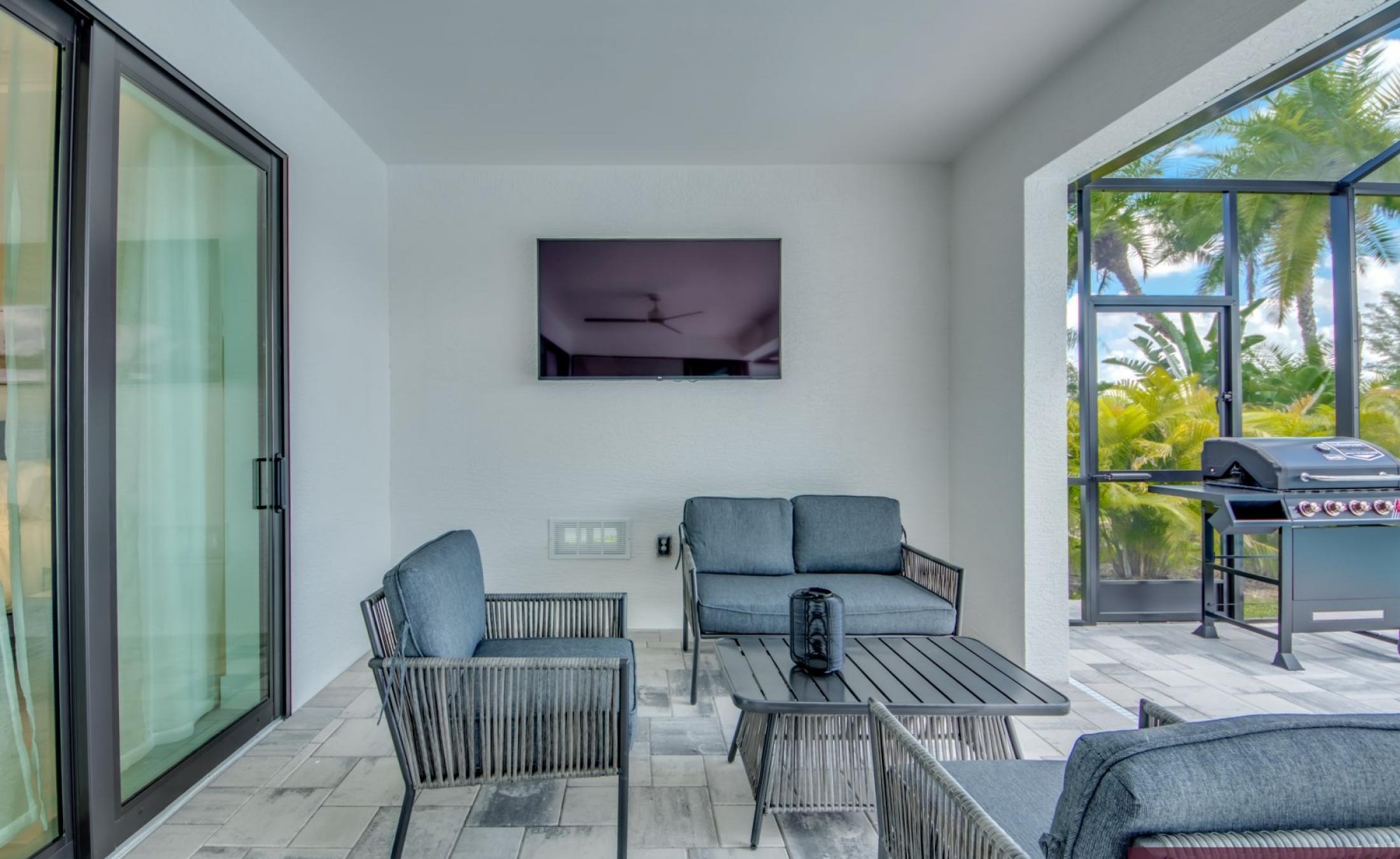 Privater Pool mit Spa und Blick auf den Kanal.