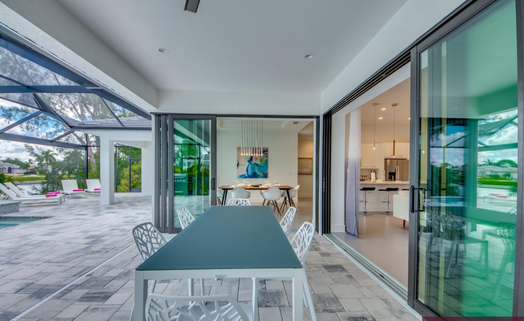 Stilvolle Waterfront-Villa mit privatem Pool, Spa sowie Bootsdock und Bootslift.