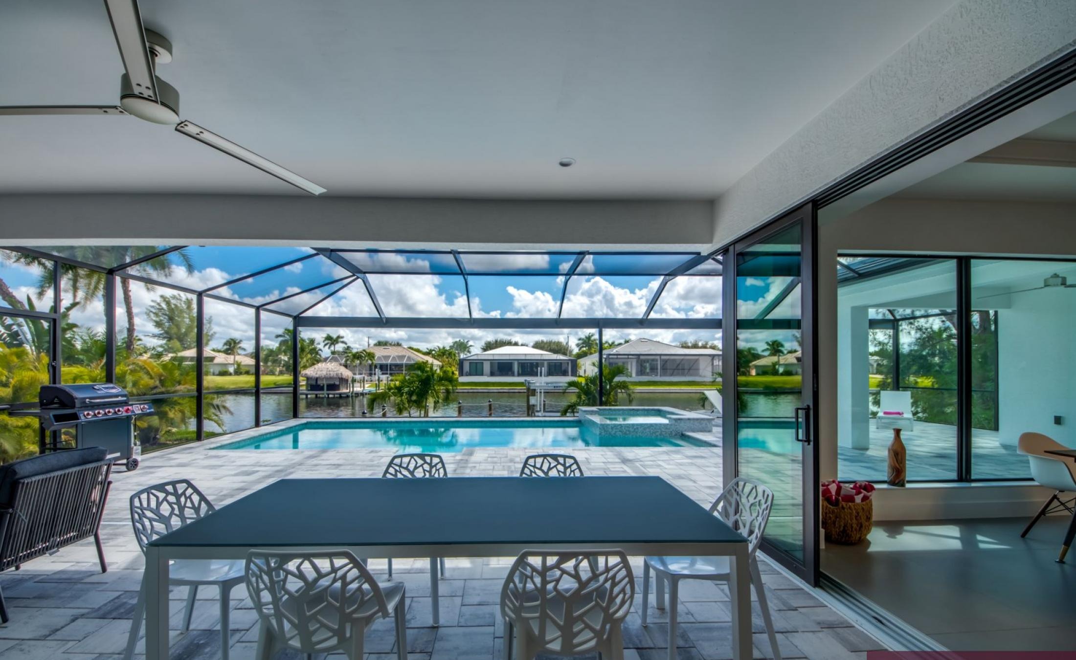 Privater Poolbereich mit Spa und Blick auf den Kanal