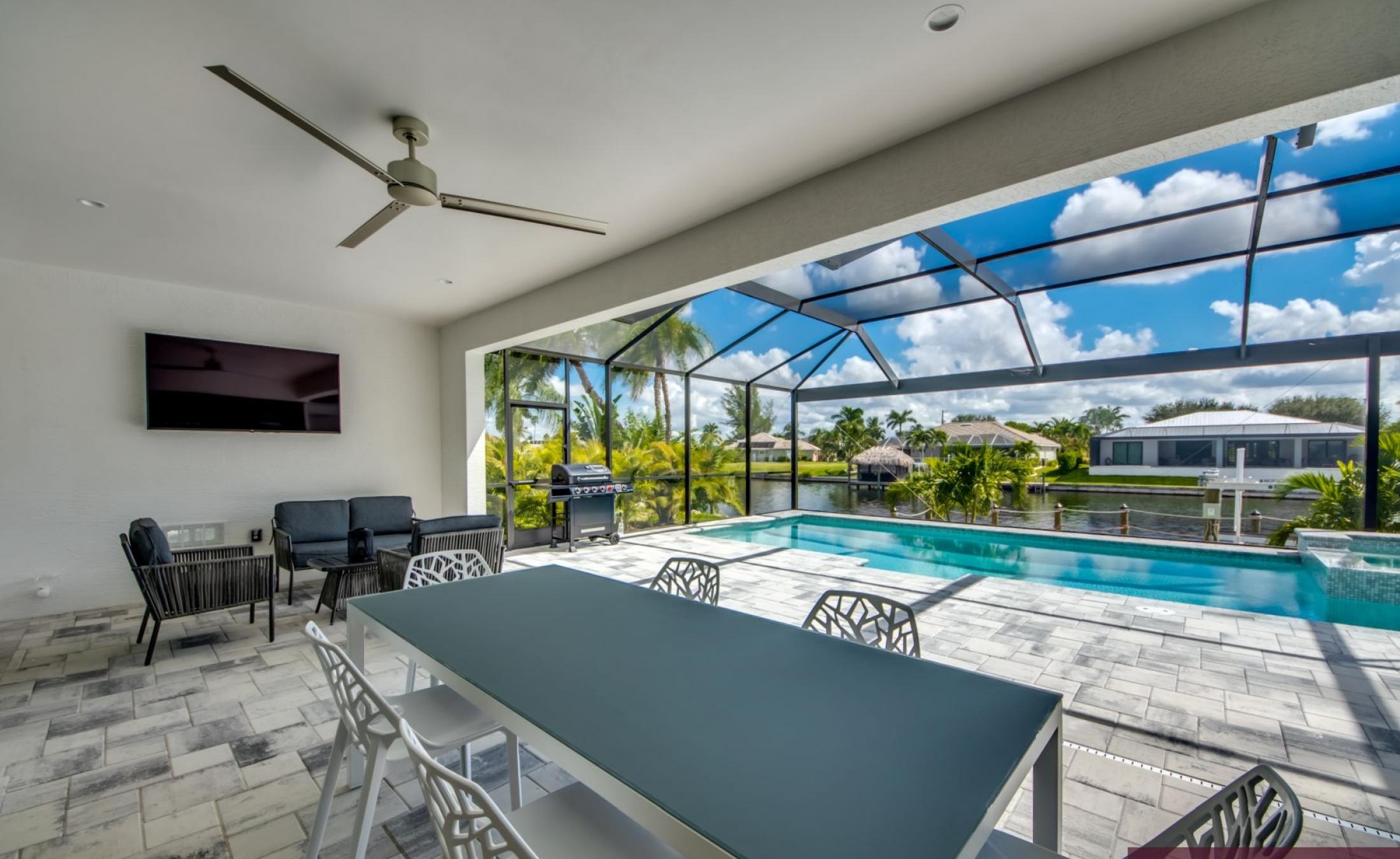 Privater Pool mit Spa am Wasser und Bootsdock mit Lift.