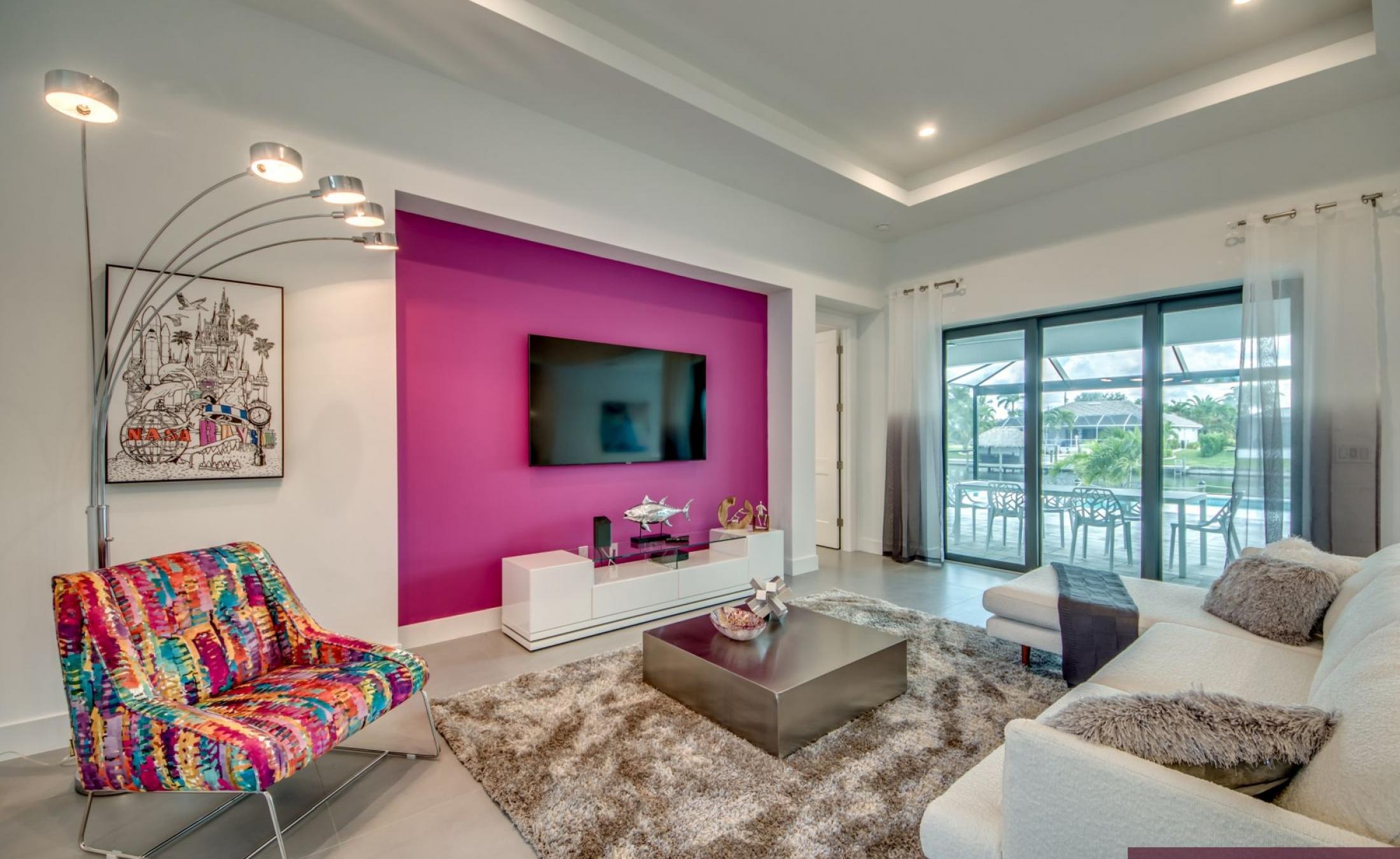 Privater Pool mit Spa am Wasser und Bootsdock mit Lift.