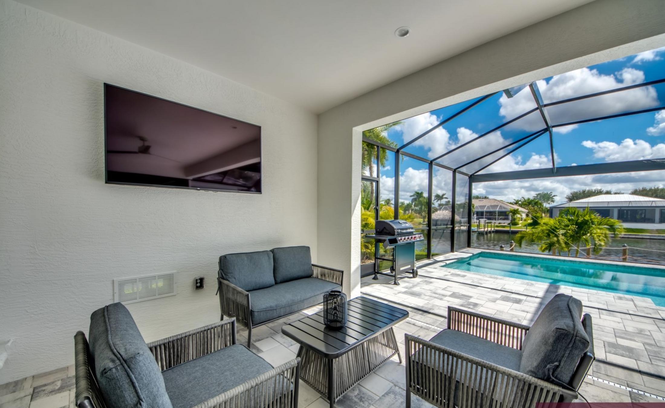 Stilvolle Waterfront-Villa mit privatem Pool, Spa sowie Bootsdock und Bootslift.