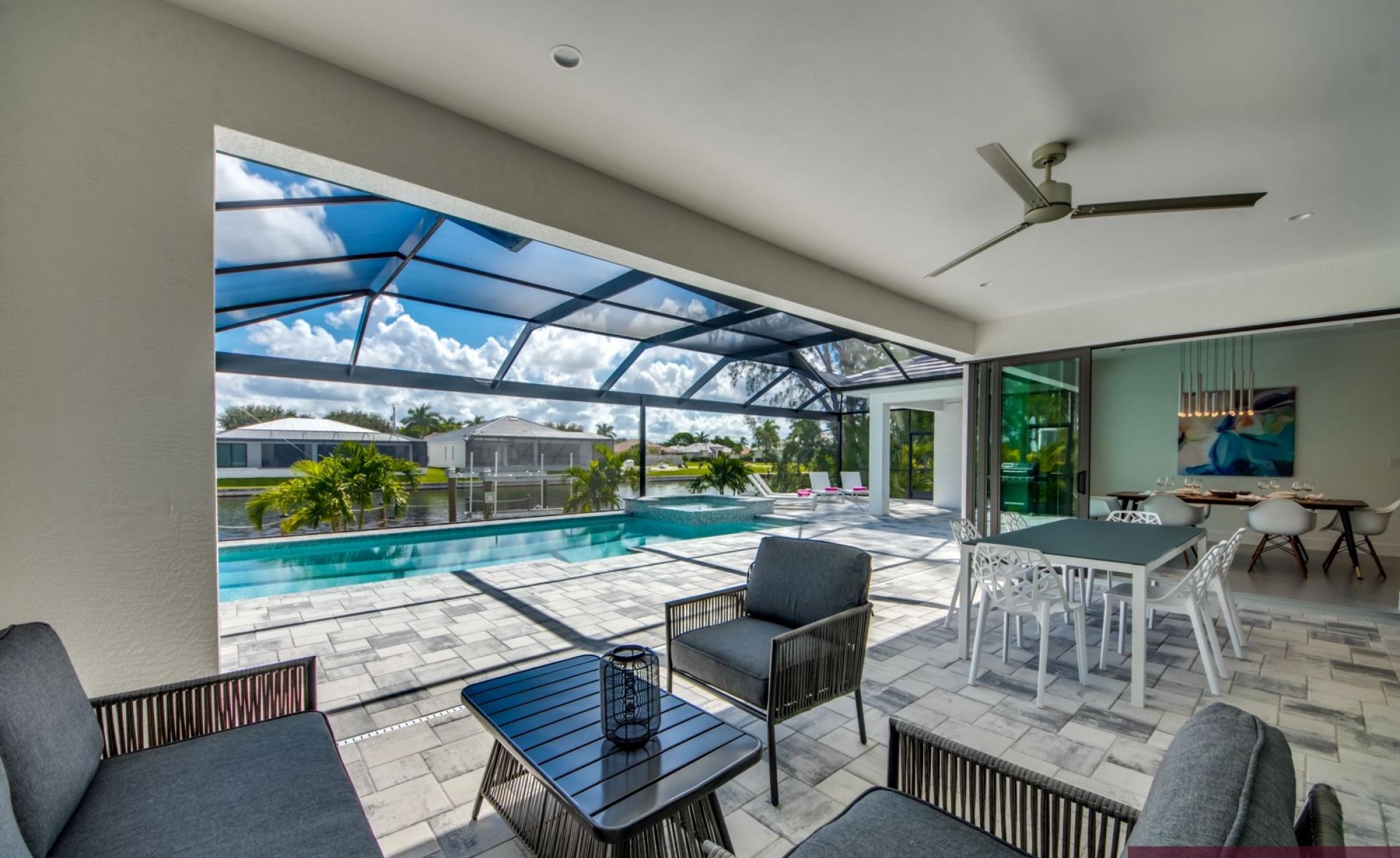 Stilvolle Waterfront-Villa mit privatem Pool, Spa sowie Bootsdock und Bootslift.